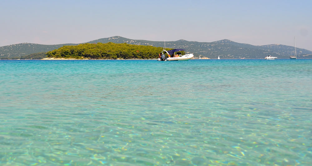 ...Wir fahren weiter zum südöstlichen Teil der Insel zur Bucht Guščica. Auch eine schöne Badebucht, nicht ganz so einsam, es ankern ein paar Boote in der geschützten Bucht, aber das Wasser ist herrlich...