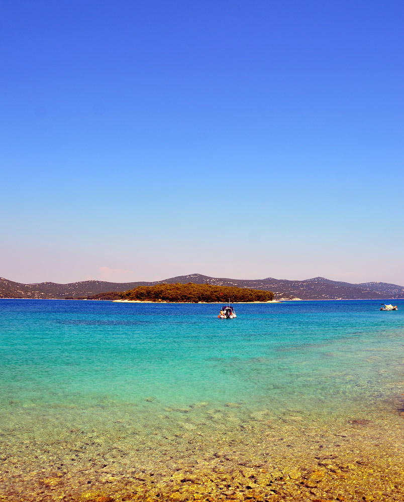 ...Die Bucht Guščica mit der Insel Hrbosnjak, dahinter das Festland...