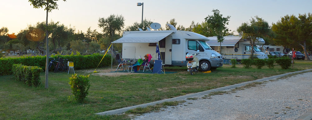 21.6. Am Vormittag gehen wir noch einmal baden am tollen Strand beim CP Jezera / Murter und am Nachmittag packen wir zusammen und machen uns auf den Weg nach Rovinj / Istiren zum CP Polari. Dort bekommen wir einen tolle Parzelle in 1. Reihe, hier wollen wir die letzten 3 Urlaubstage geniessen...