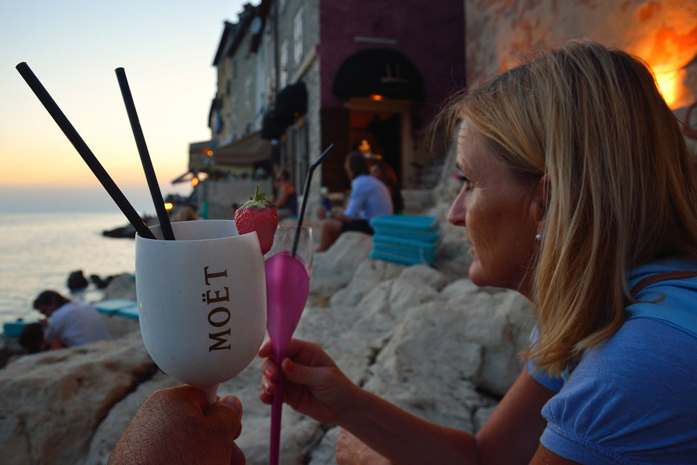 ...in der Valentino-Bar auf blauen Polstern auf den Felsen sitzend, den Cocktail in der Hand, den Blick Richtung Sonnenuntergang über der Adria, - träumend.....