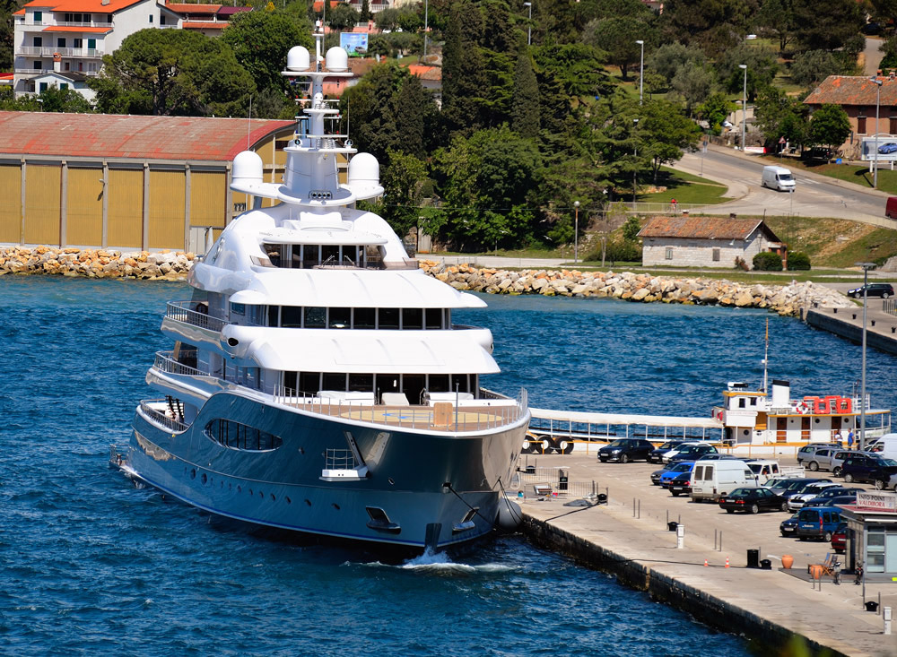 Die Mayan Queen IV belegt aktuell mit ihren 93 m den 35. Rang in der Liste der grössten Motoryachten der Welt...