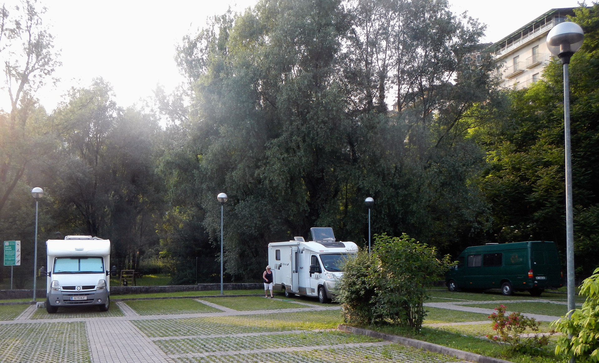 Viel ist nicht los, drei, vier Reisemobile stehen hier. Nach dem Abendessen im WoMo wollen wir noch ein wenig uns die Beine vertreten. Der Platz liegt zentral und in 5 Minuten ist man in der Altstadt von Belluno.