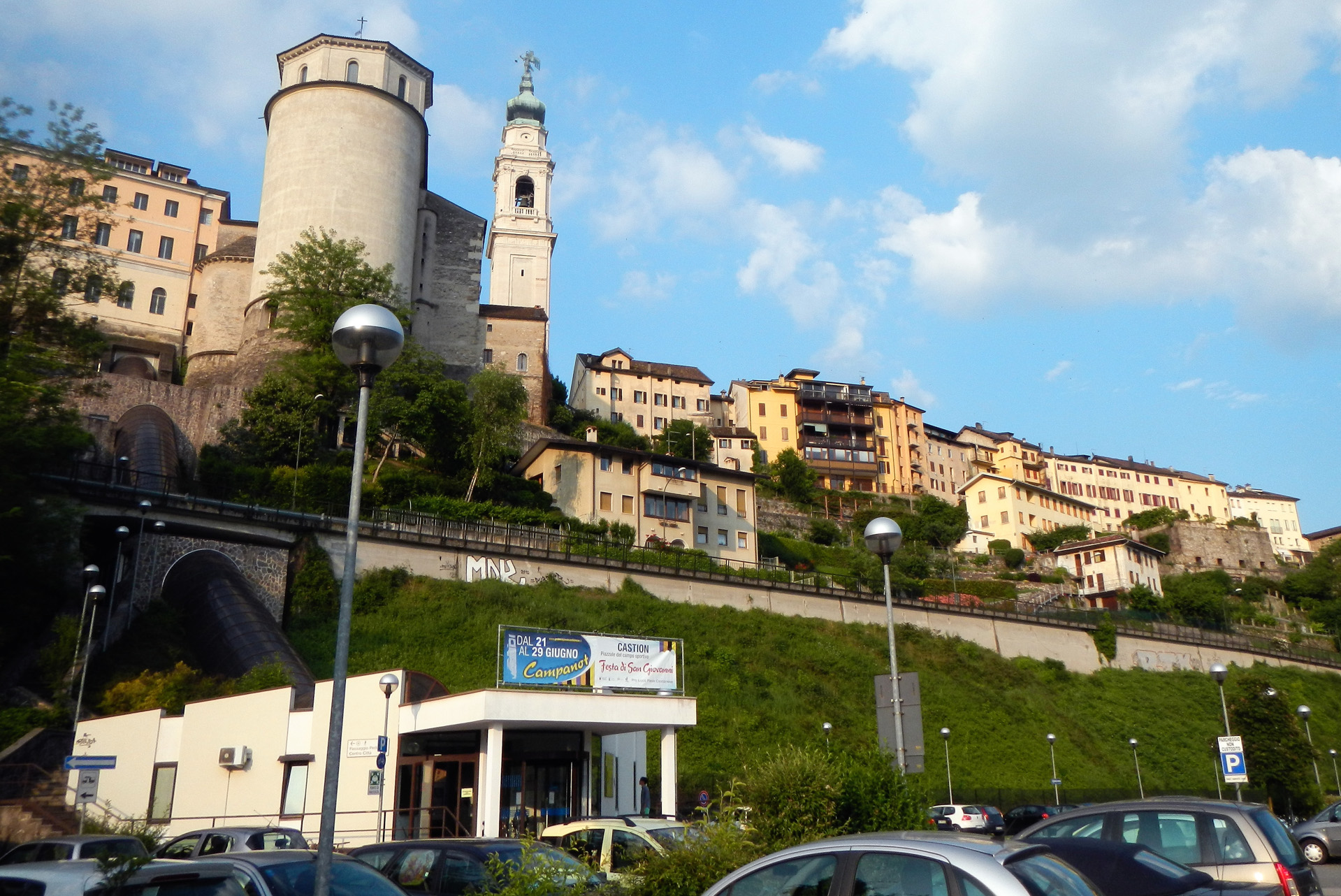 Belluno ist eine Stadt in Norditalien mit 35.545 Einwohnern. Sie ist Hauptstadt der gleichnamigen Provinz in Venetien und liegt am Fluss Piave.
Belluno wurde zur Alpenstadt des Jahres 1999 gekürt. Unter dem Dom ( Cattedrale di S. Martino) erkennt man eine dunkle Röhre...