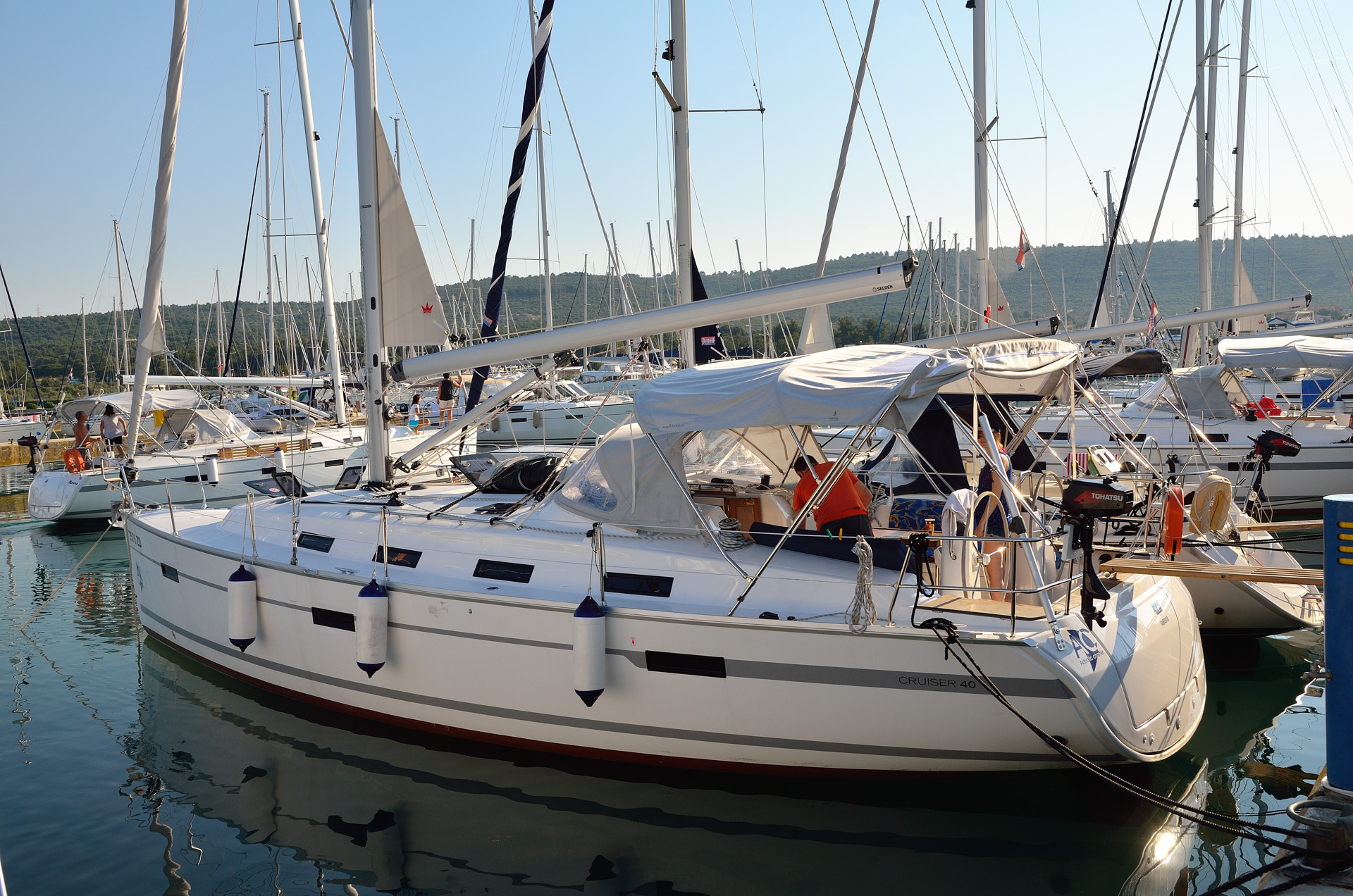 Natürlich hat uns unser Skipper Peter telefonisch schon informiert wo die "Vesna" liegt, Pier 5 ist gleich gefunden. Eine schöne Segelyacht, finden wir, die Vesna, vom Typ Bavaria 40 Cruiser, Baujahr 2013, wir sind erst die 2. Crew auf dem fast neuen Segler. Yacht Details: Länge 12.45 m, Breite 3.99 m, Tiefgang 2.05 m, Verdrängung 9000.00 kg, Kojen 8, Kabinen 3, WC/Dusche 2, Motor 41 KW Volvo, Dieseltank 210.00 l, Wassertank 360.00 l