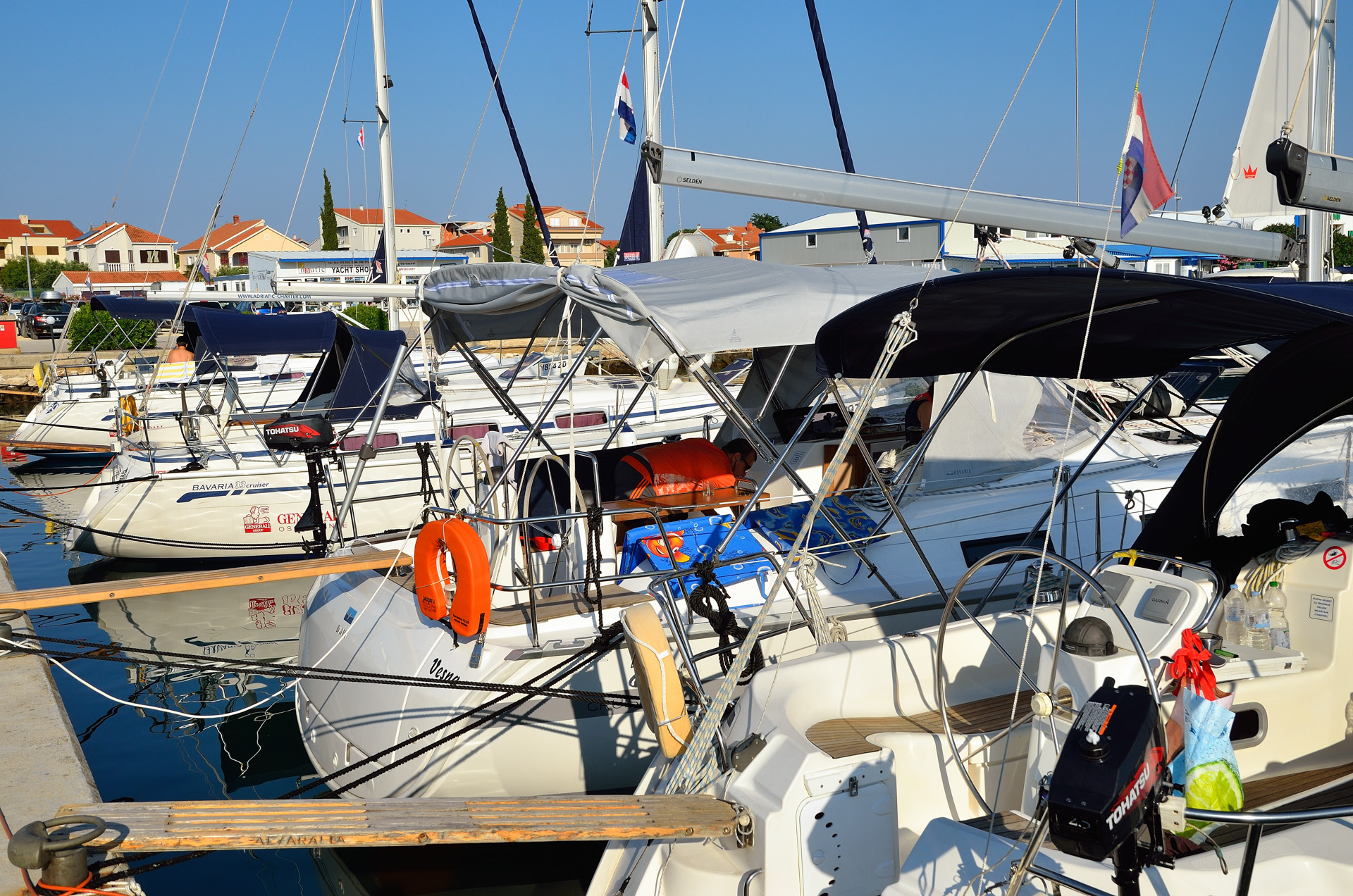 Am Abend sind dann die Kabinen bezogen, die Ladung verstaut, die Rollen an Bord verteilt und die Vesna ist bereit zum Auslaufen morgen früh. Die gesamte Crew begibt sich in das Restaurant der Marina zum Abendessen und es wird auf einen schönen Segeltörn in den Kornaten angestossen, Prost!