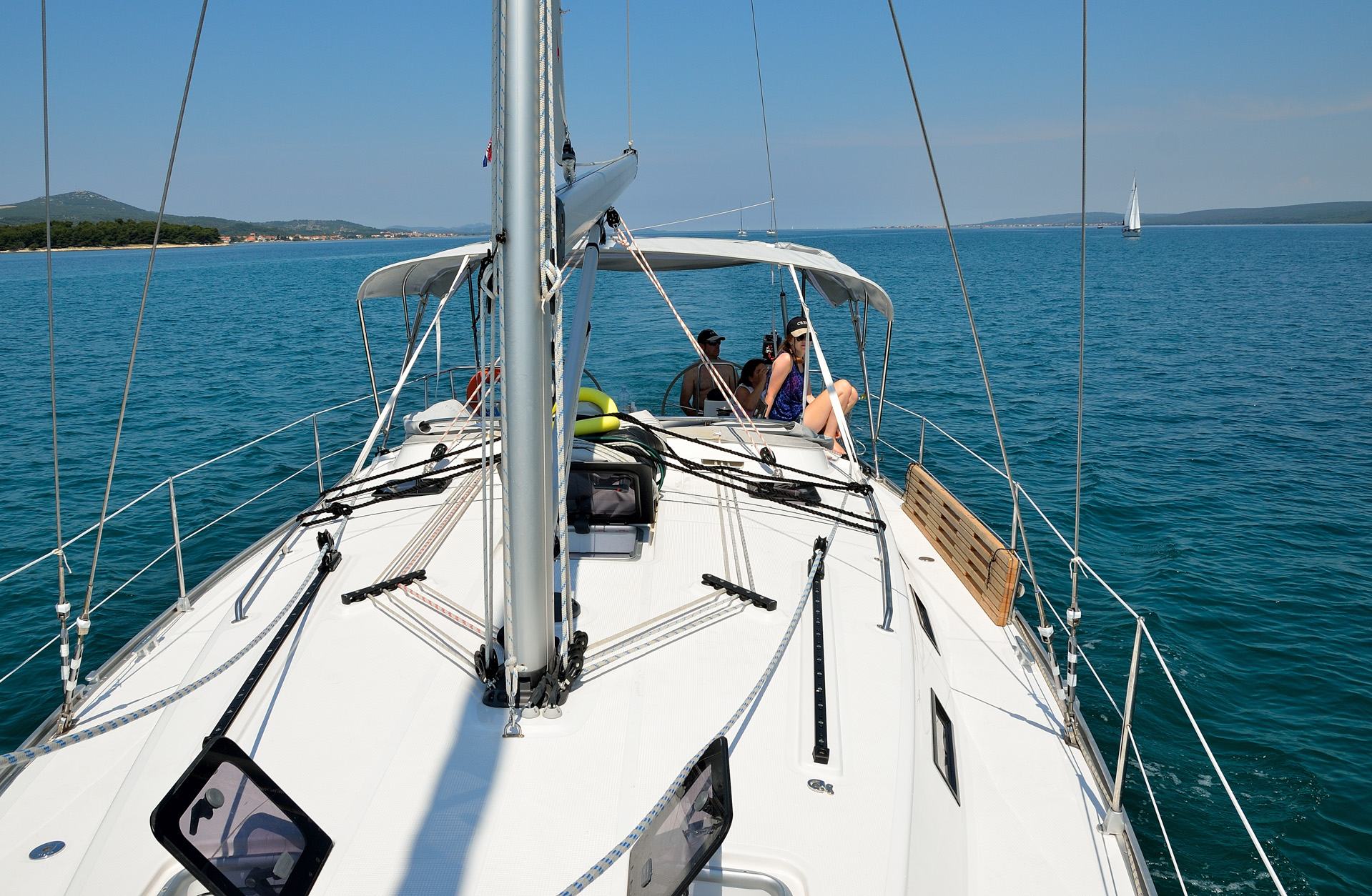 Um 10:30 Uhr frischt der Wind auf und wir machen uns bereit zum ersten Segelsetzen. Es klappt erstaunlich gut, der Skipper ist mit seiner Crew zufrieden...