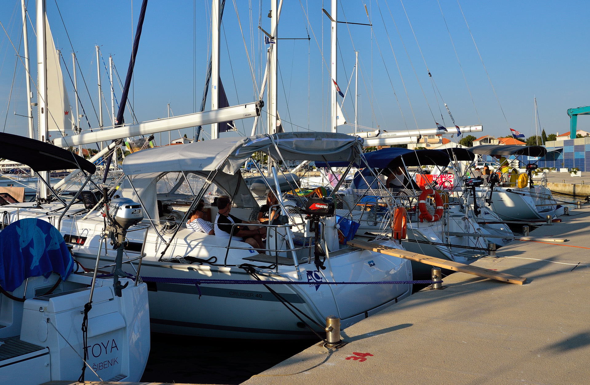 Um 16:00 Uhr wird uns in der Marina von Murter ein Platz zugewiesen, das erste Mooring-Manöver klappt auch einigermassen und wir lassen bei einem "Anleger" den ersten Tag Revue passieren...