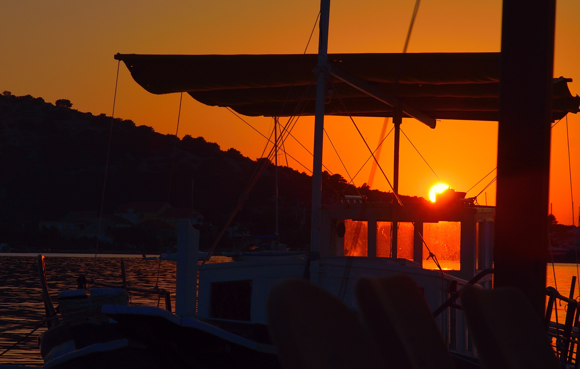 Der Fisch und der Wein sind vorzüglich und das Alles bei so einen Sonnenuntergang. Wir sitzen noch eine Weile im TicTac und nach einen Absacker an Bord gehen wir müde aber zufrieden zu Bett, achso Koje.... :-)