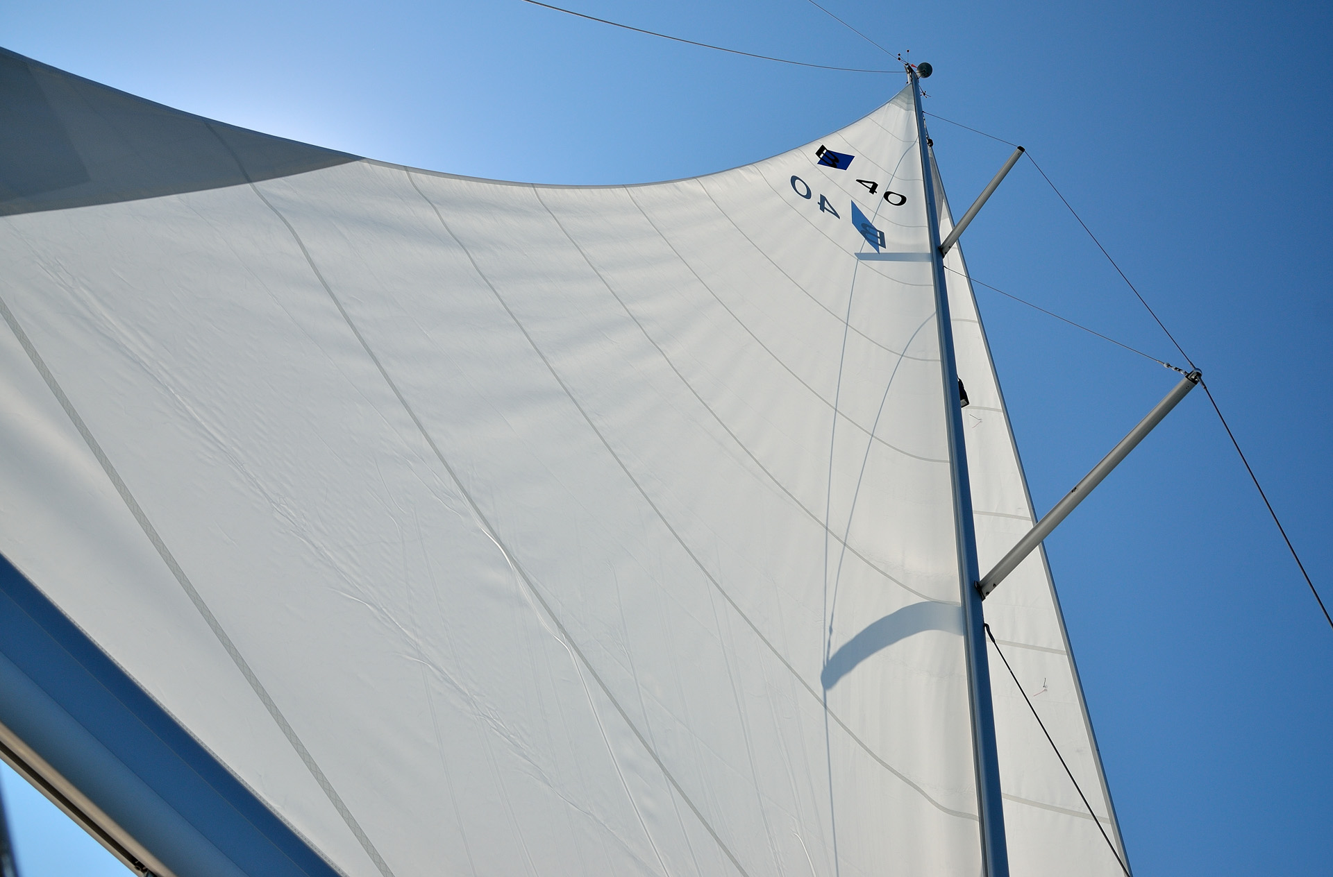 Die Bavaria 40 Cruiser  hat eine Segelfläche ( Großsegel & Rollfock) von 82 qm, der Mast ist 18,7 Meter hoch...