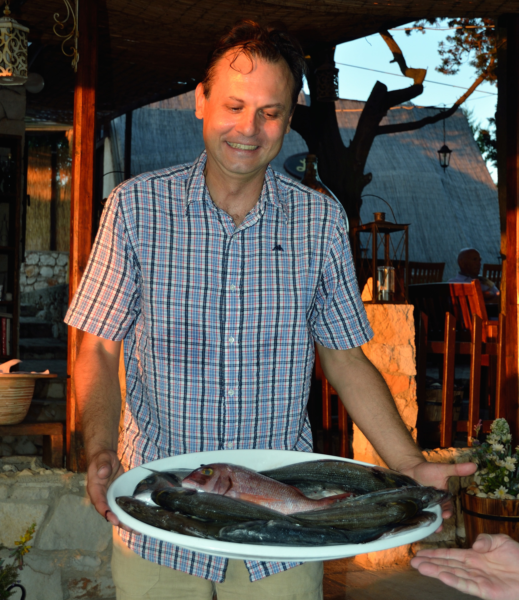 ...und das sieht so aus, lecker! Fangfrischer Fisch vom freundlichen Chef zubereitet...