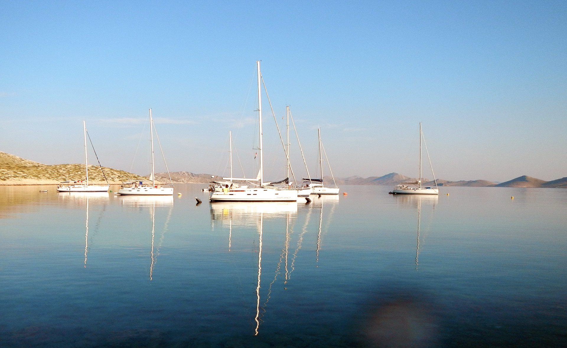 Ruhig liegen die Yachten in der Bucht, die 2. von links ist unsere Vesna...