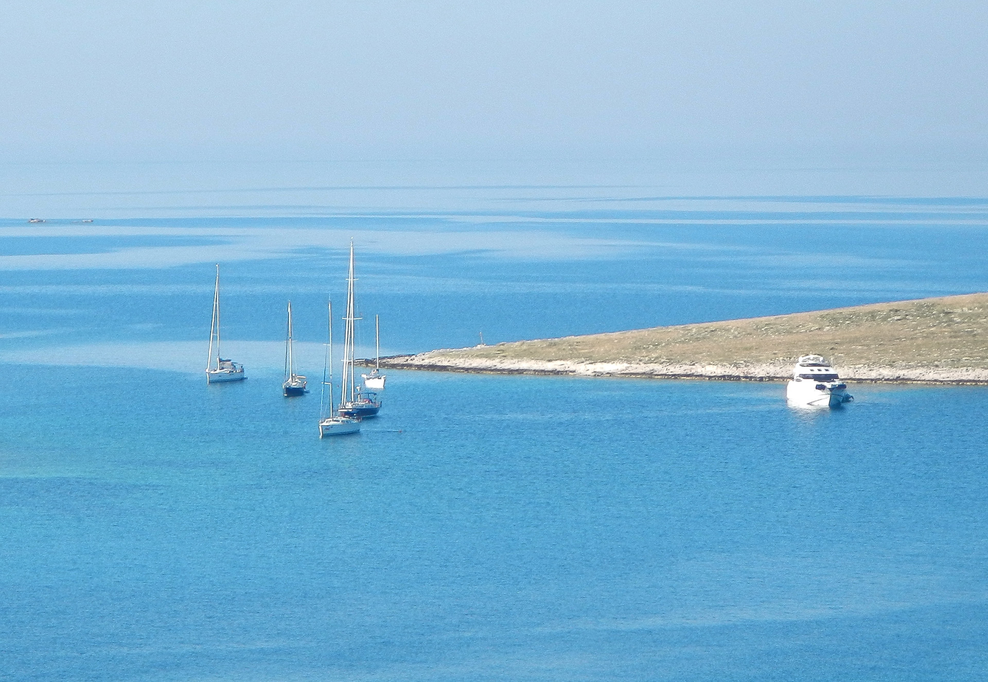 Auch in der südlichen Bucht der Insel liegen einige Boote vor Anker bzw. an der Boje...