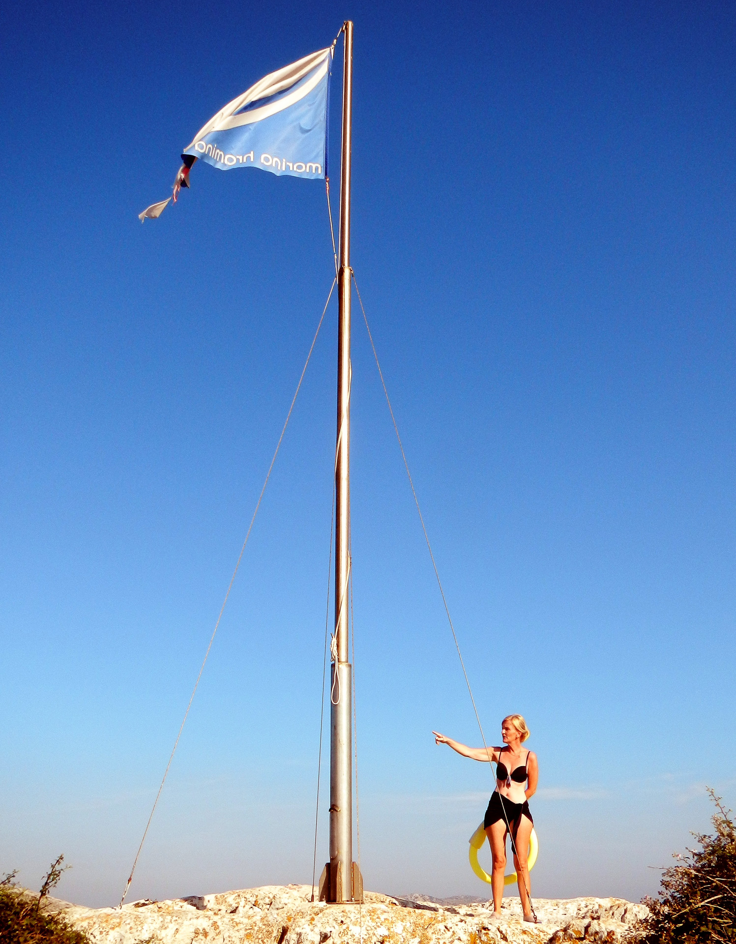 Berg Heil! Daniela darf einen weiteren Gipfelsieg verbuchen. Mehr als 40-50 m hoch dürfte diese allerdings nicht sein, naja was soll´s sind ja schliesslich zum Segeln hier und nicht zum Kraxeln...