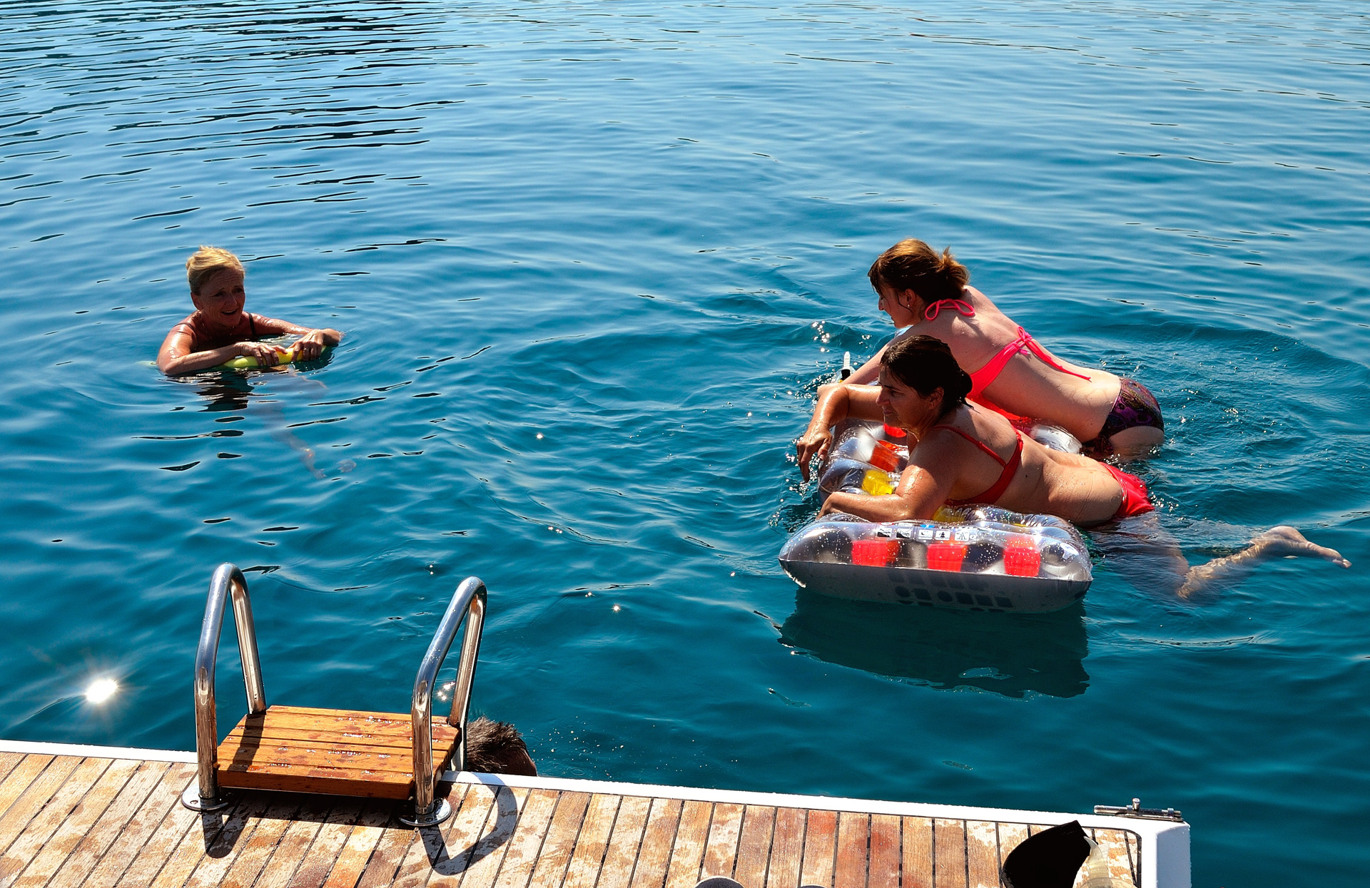 Also praktisch unsere Privatinsel mit Badebucht und Restaurant und Boot. Hansi und Ich schwimmen zur Konoba rüber, trinken ein eiskaltes Pivo, während die Damen sich im Wasser unterhalten...