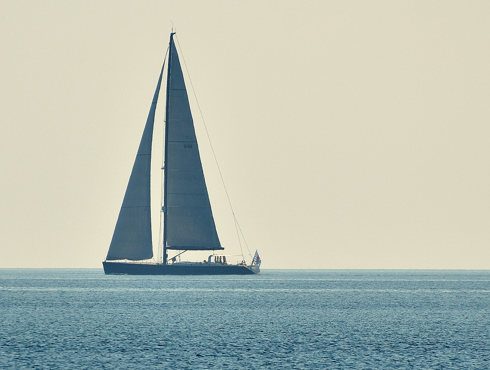 Wir wenden vor Rasip und ändern den Kurs auf Süd, entlag der Insel Piskera, diese Superyacht fährt parallel von uns...