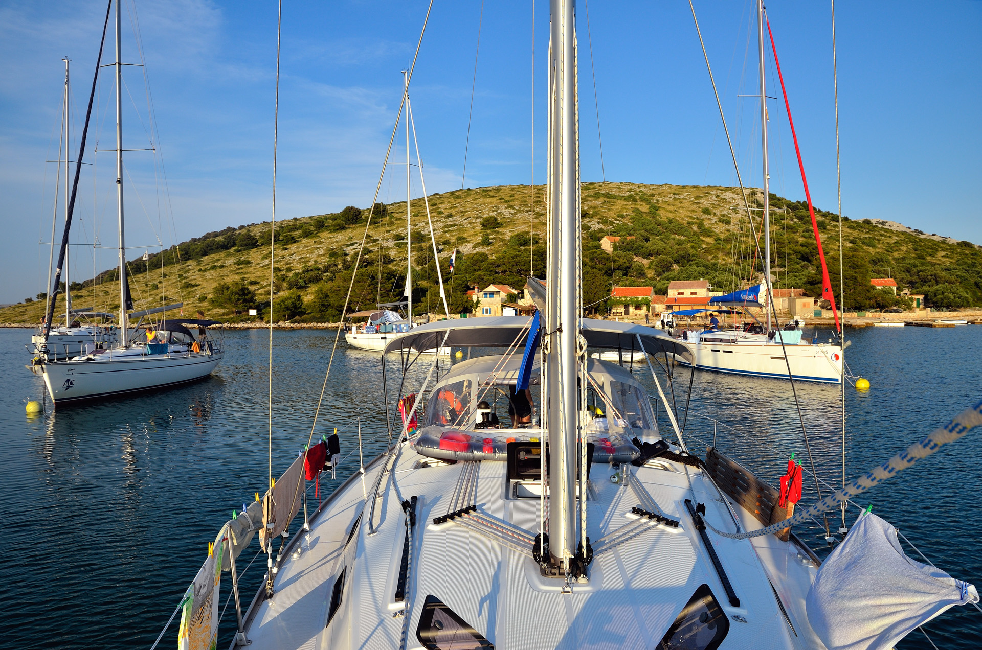 Unser Ziel ist diese wunderschöne Bucht auf der Insel Lavsa mit Bojenfeld und der Konoba Idra. Als wir um 16:30 Uhr in die Bucht einfahren sind nur mehr 3 Bojen frei, Glück gehabt! Wir machen unser Dinghi startklar zum Übersetzen zur Konoba...