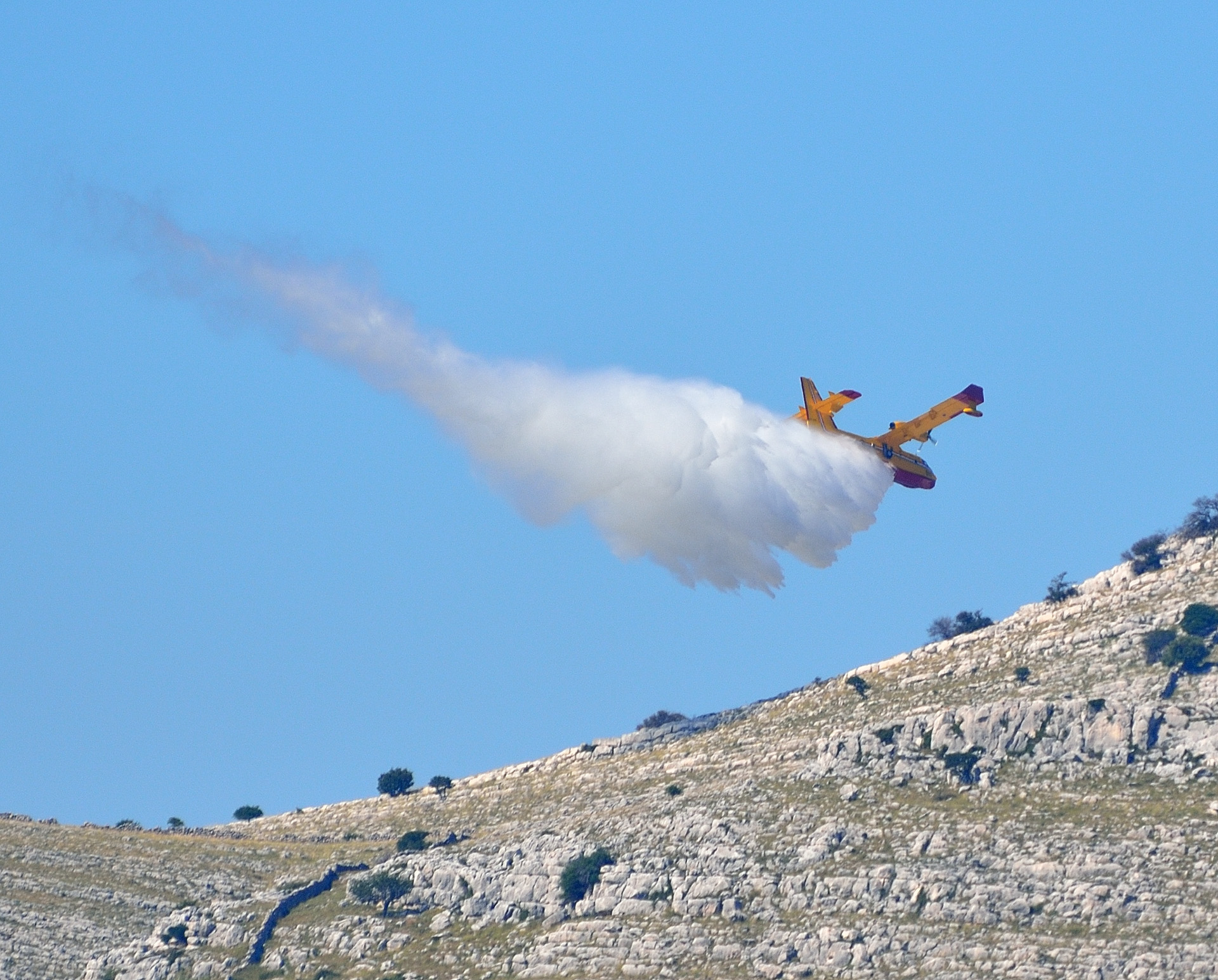 Den ganzen Tag hören wir schon das dumpfe Brummen einer Canadair CL-415. Die Kroaten proben mit dem Löschflugzeug hier in den Kornaten das Wasseraufnehmen und -ablassen im Flug...