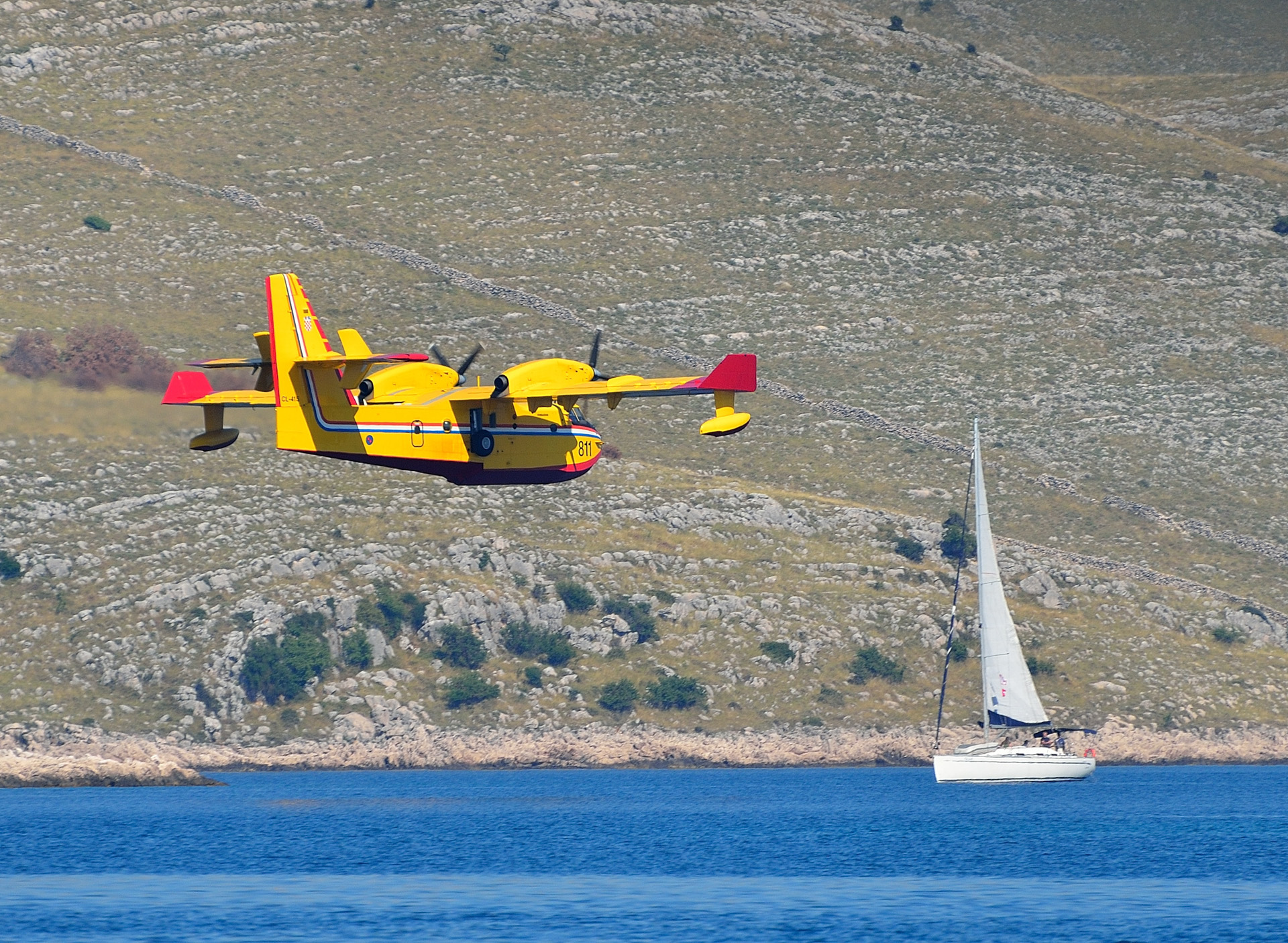 Bombardier Canadair CL-415, Wasserabwurf pro Stunde: 54.140 l, bei einer Entfernung von 11 km vom Brandherd, Auffüllen der Tanks im Wasser: 12 s, da geht was weiter!