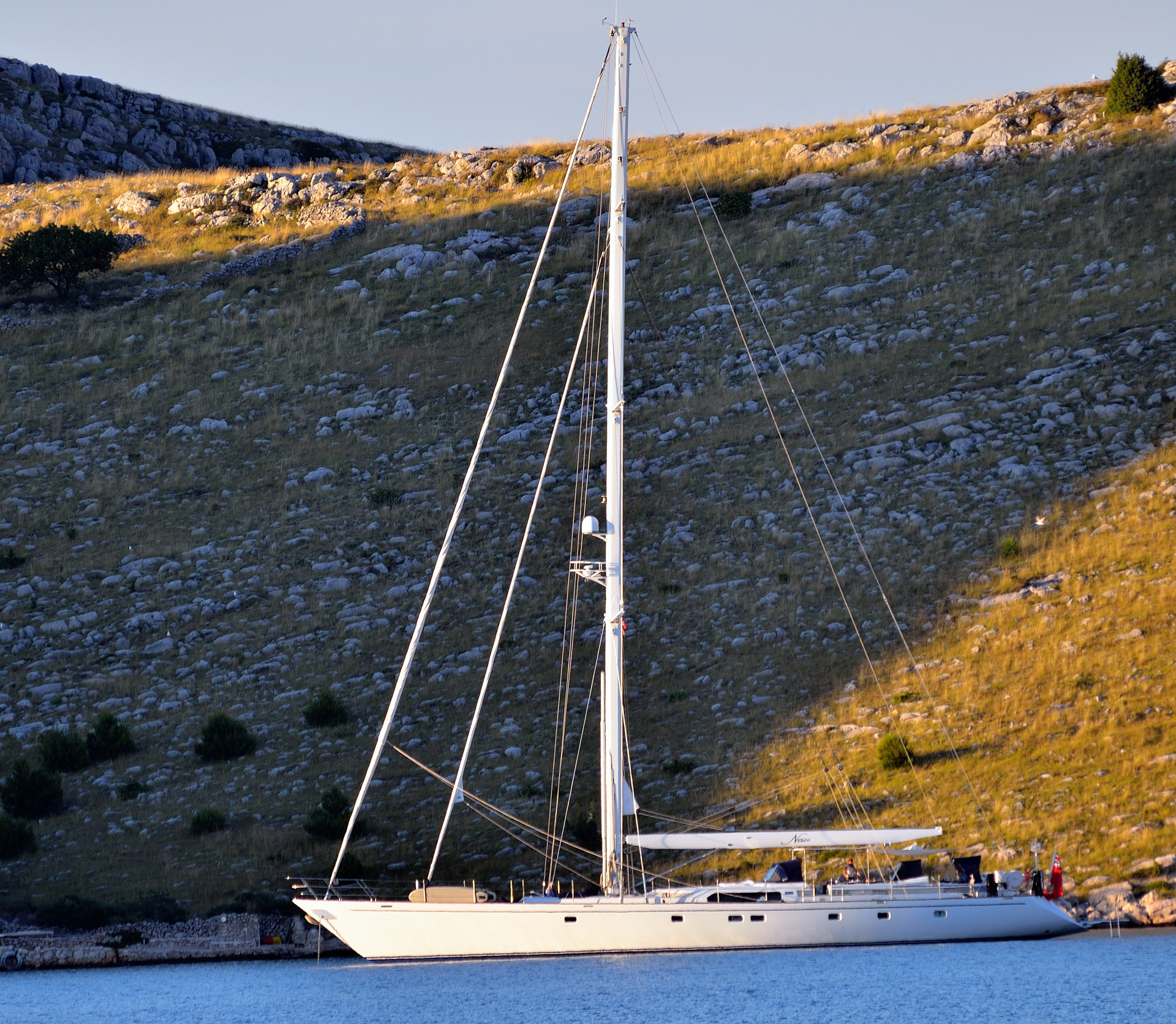 Kurz vor unserem Tagesziel sehen wir diese Superyacht in einer Bucht der Insel Katina. Es ist die Naos, 32,15 m lang,Bj. 1992, Heimathafen Venedig. Es handelt sich auch um eine Charter-Yacht, allerdings für 6 Gäste und 4 Besatzungsmitglieder, also eine andere Liga...