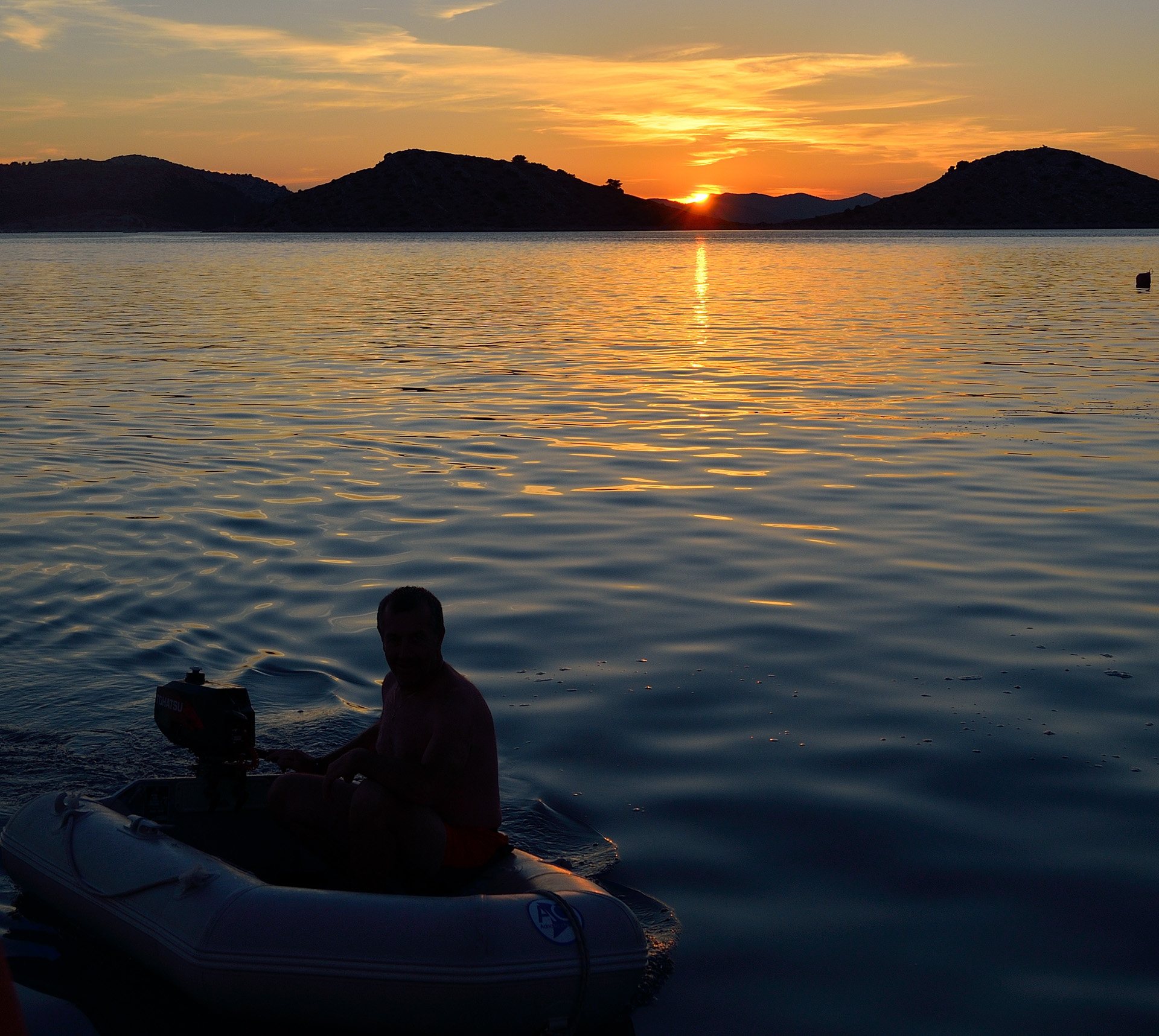 In Suha Punta sind noch einige Bojen frei. Wir essen heute an Bord und wollen morgen zum Frühstück mit dem Dinghi auf die Insel. Hansi lässt das Boot schon einmal zu Wasser und dreht ein paar Runden im Sonnenuntergang. Dannach köpfen wir ein paar Fläschchen mitgebrachten Weissen, wir wollen doch nichts wieder mit Nachhause nehmen...