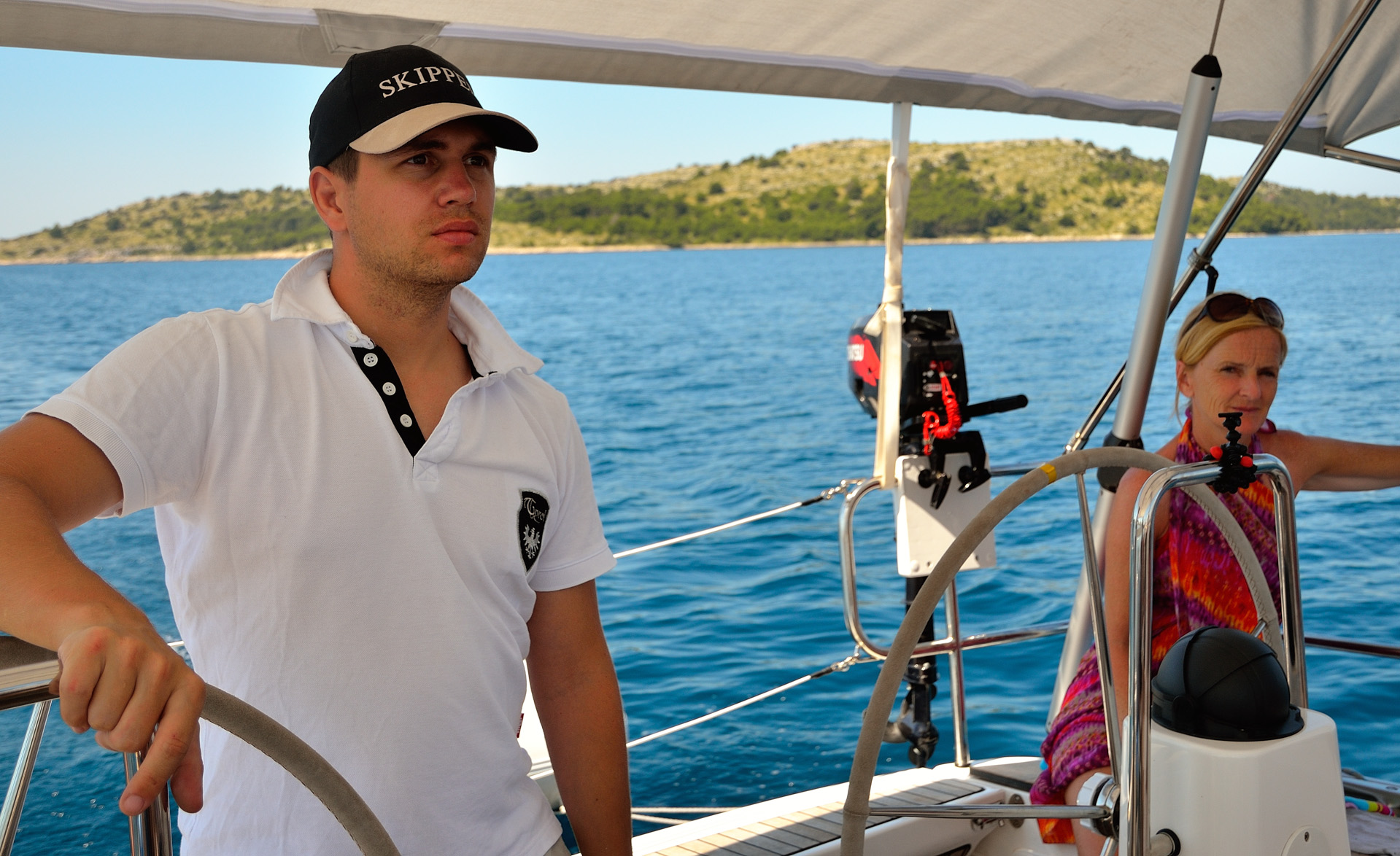 Unser Skipper ist voll konzentriert bei nur mehr einer Handbreit Wasser unter dem Kiel. Es geht alles gut und kurz darauf werden die Segel gesetzt. Wir wollen zur bekannten Badebucht von Uvala Pinizel auf der Insel Zut...