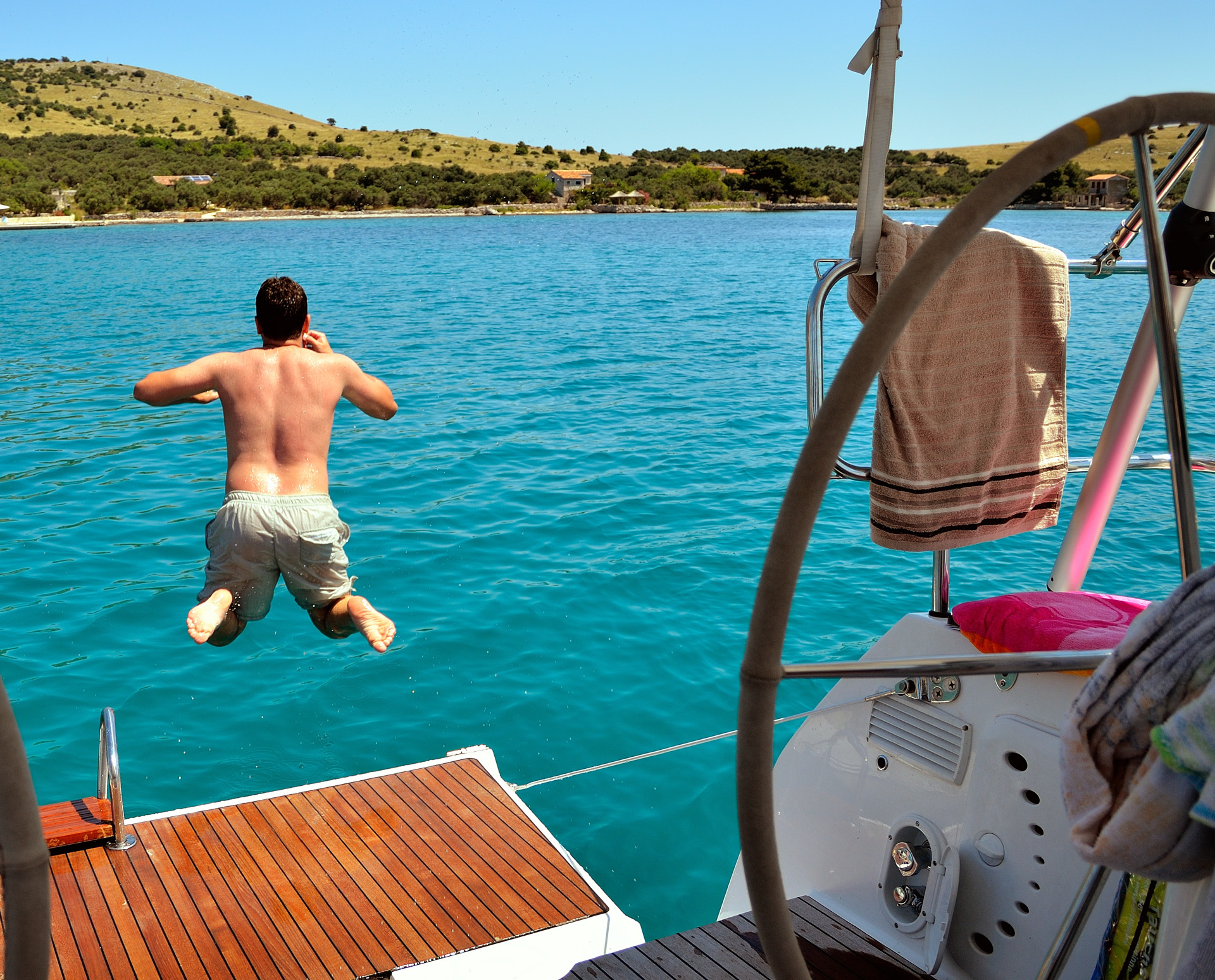 Am frühen Nachmittag erreichen wir die Bucht und hier klappt es auch mit dem Anker...schau an, unser Skipper ist heute der erste im Wasser...