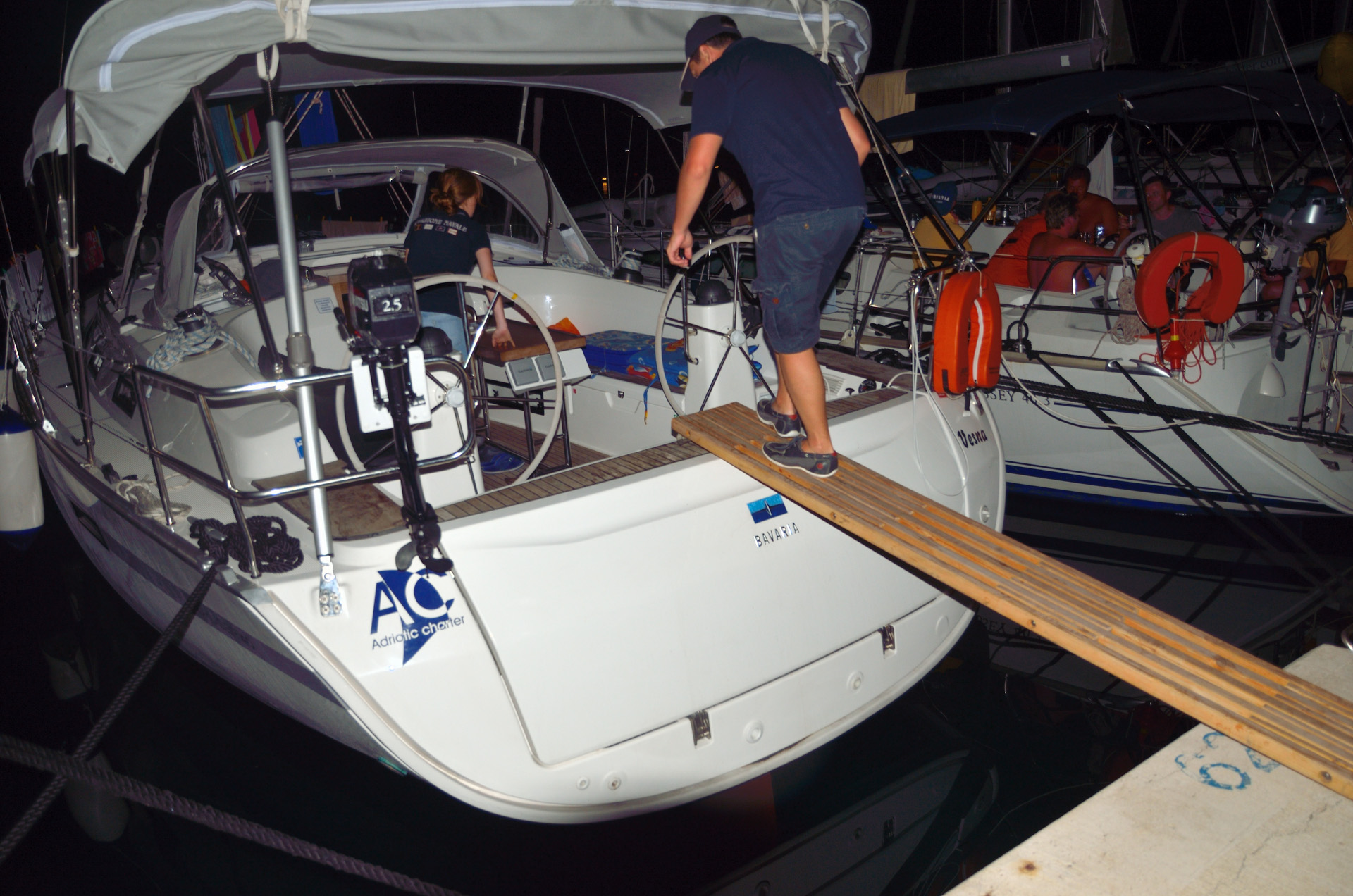 Gegen 23:30 Uhr kehren wir zum Boot zurück, rechts von uns eine Gruppe Polen mit mehreren Charter-Yachten und die gaben jetzt Vollgas. Wir sitzen noch bis ca. 1:00 Uhr an Deck, an Schlaf war auf grund des Lärmpegels nicht zu denken, aber wer legt sich schon gerne mit 20 stock-besoffenen Polen an? Irgendwann war die Müdigkeit dann doch stärker...