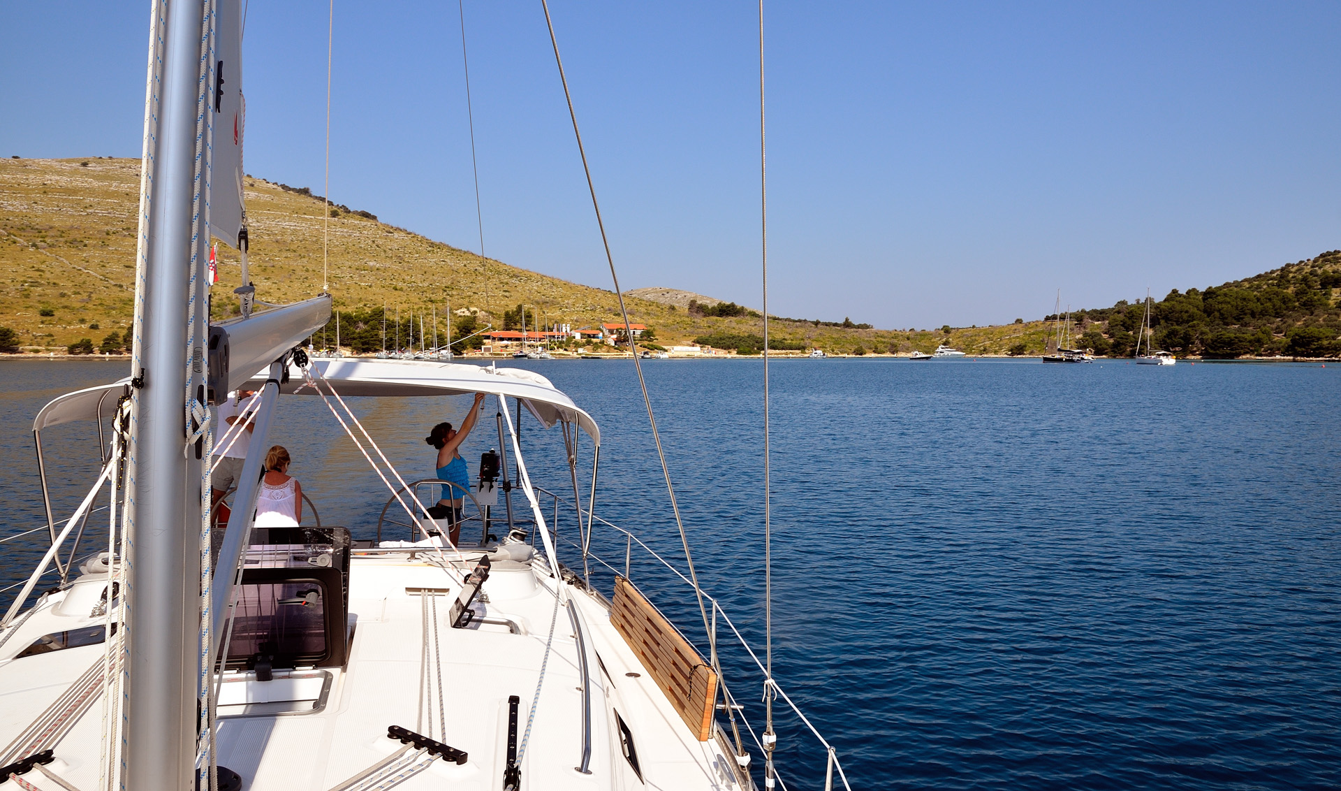 Heute ist der letzte Segeltag und wir wollen noch einmal richtig Gas geben. Gleich ausserhalb der windgeschützten Bucht werden die Segel gesetzt. Der Wind ist auch wieder auf unserer Seite...