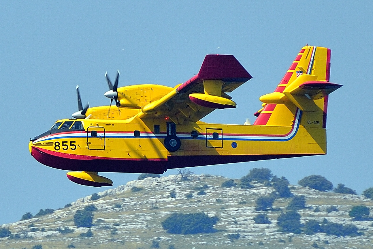 Die ganze Woche hat uns das Löschflugzeug begleitet und mit teils spektakulären Manövern unterhalten...