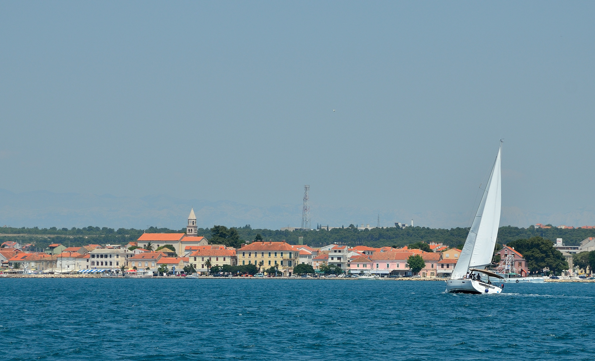 Mit Vollgas geht es vorbei an Biograd na Moru...