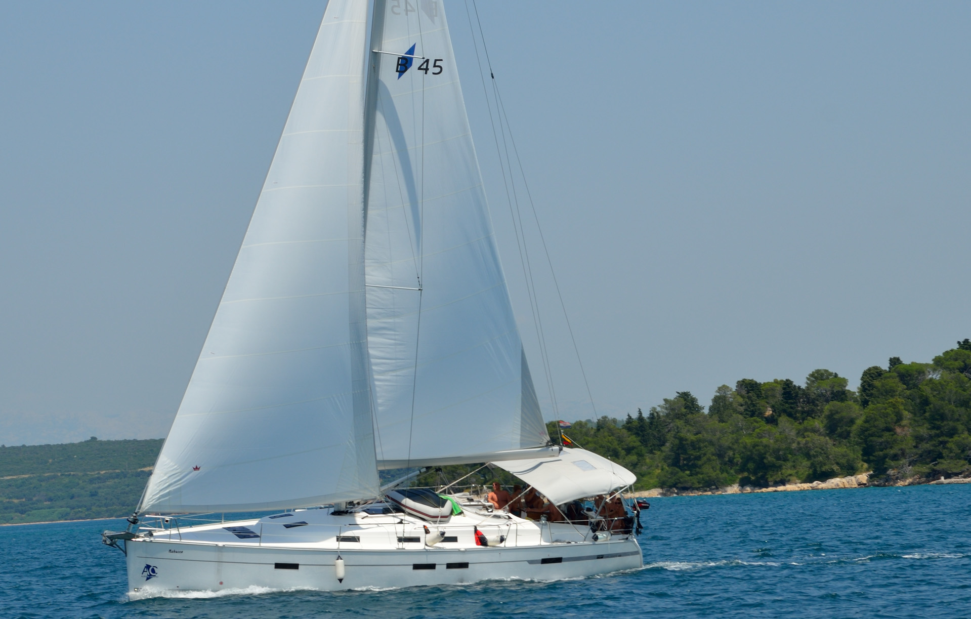 Bavaria 45 vor Biograd. Für den nächsten Törn wollen wir uns auch eine 45er chartern. Die Platzverhältnisse sind einfach noch üppiger und die Schlafkabinen grösser bei relativ geringen Aufpreis...