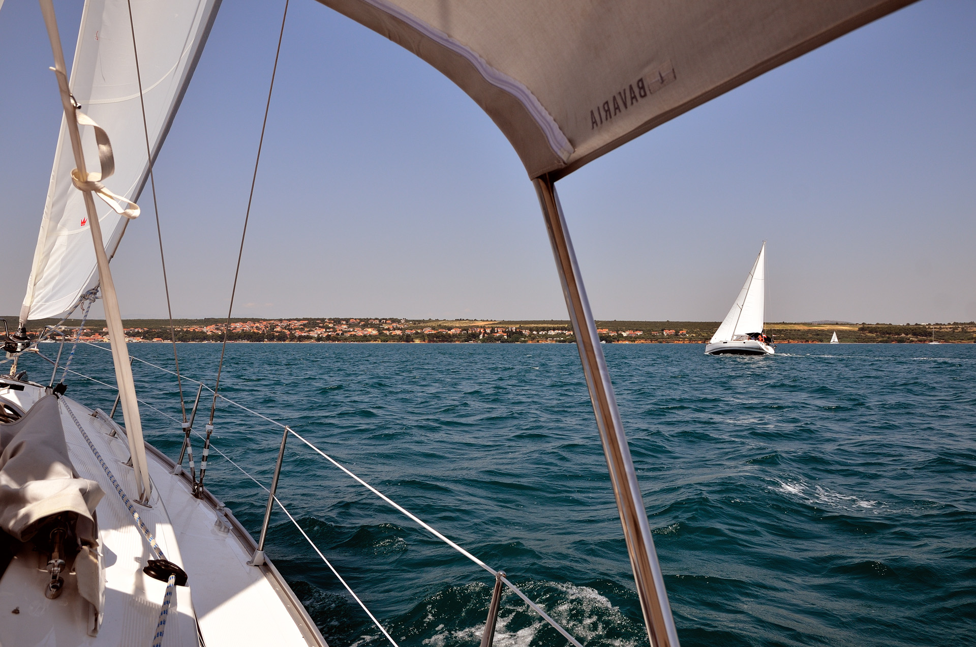 Zwischen Biograd und Sv. Filiip ist der Wind am stärksten und wir müssen das Hauptsegel ein wenig einholen, da gings richtig ab...