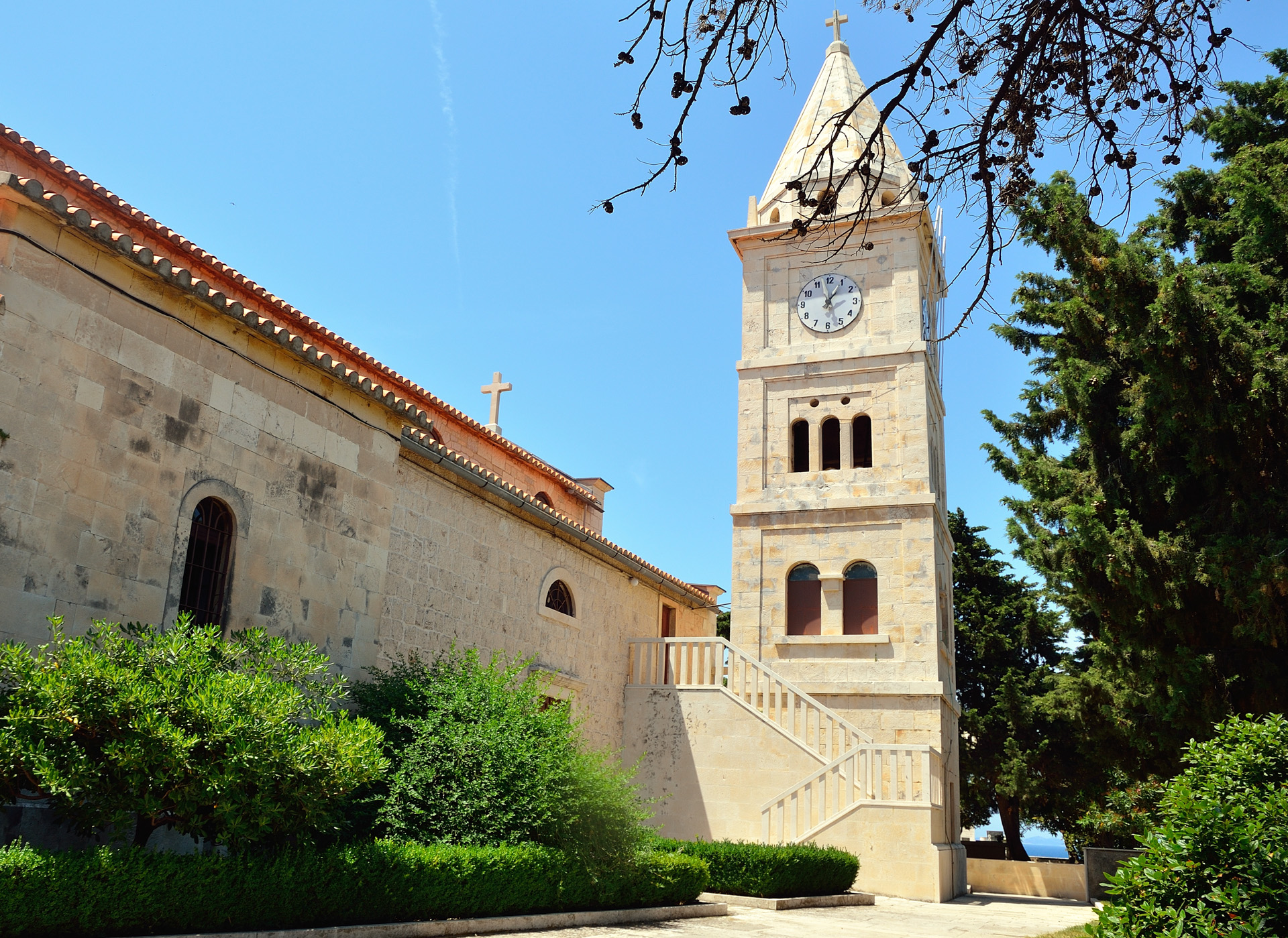 Wir spazieren hinauf zur Kirche Sv. Juraj. Die Kirche steht an der höchsten Stelle in Primosten und ist das Wahrzeichen des Ortes Primosten. Sie wurde im 15. Jahrhundert erbaut und birgt den Sargophag des Bischofs Arneric, der noch heute von vielen Dalmatinern der Region verehrt wird.