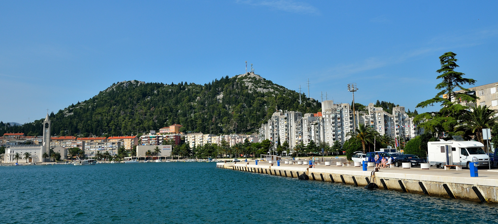 Wir rollen weiter auf der Magistrale bis Split. Damit es schneller geht und wir noch heute eine Fähre von Ploce auf die Halbinsel Peljesac erreichen, beschliessen wir ab Split die Autobahn zu nehmen. Um 16:00 Uhr reihen wir uns in Ploce bei den Wartenden auf die Fähre ein. Ich gehe ins Ticketbüro gegenüber um ein Ticket zu besorgen und um 17:00 Uhr legen wir ab nach Trpanj.