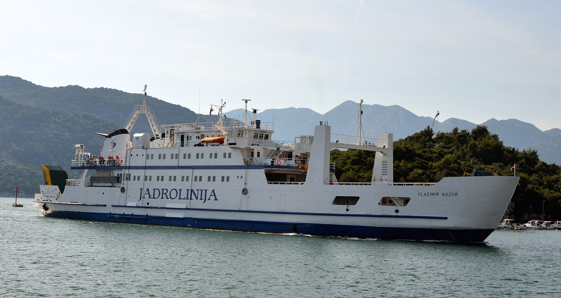 Dort angekommen fahren wir den Peljesac hoch bis Loviste wo wir am Autokamp Denka bei Vladimir unsere Lieblingsparzelle 23 beziehen. Die Begrüssung ist sehr herzlich und Vladimir ladet uns spontan zum Fischessen ein. Wir verbringen mit Ihm, seiner Frau und einer italienischen Familie einen schönen Abend auf seiner Terasse und fallen um Mitternacht müde in die Heia...