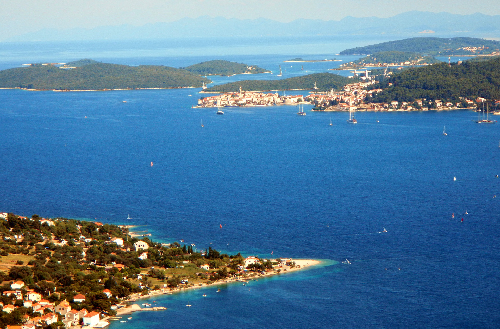 Am Abend rollen wir wieder zurück nach Loviste und erfreuen uns nochmals herrlicher Ausblicke entlang des Korcula-Peljesac-Kanals...
