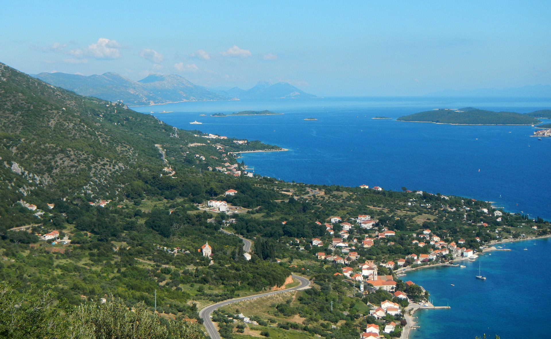 Die Halbinsel Peljesac, nach Südosten blickend. Den Abend verbringen wir am CP. Erstmalig wird der Griller aktiviert, und es war lecker!