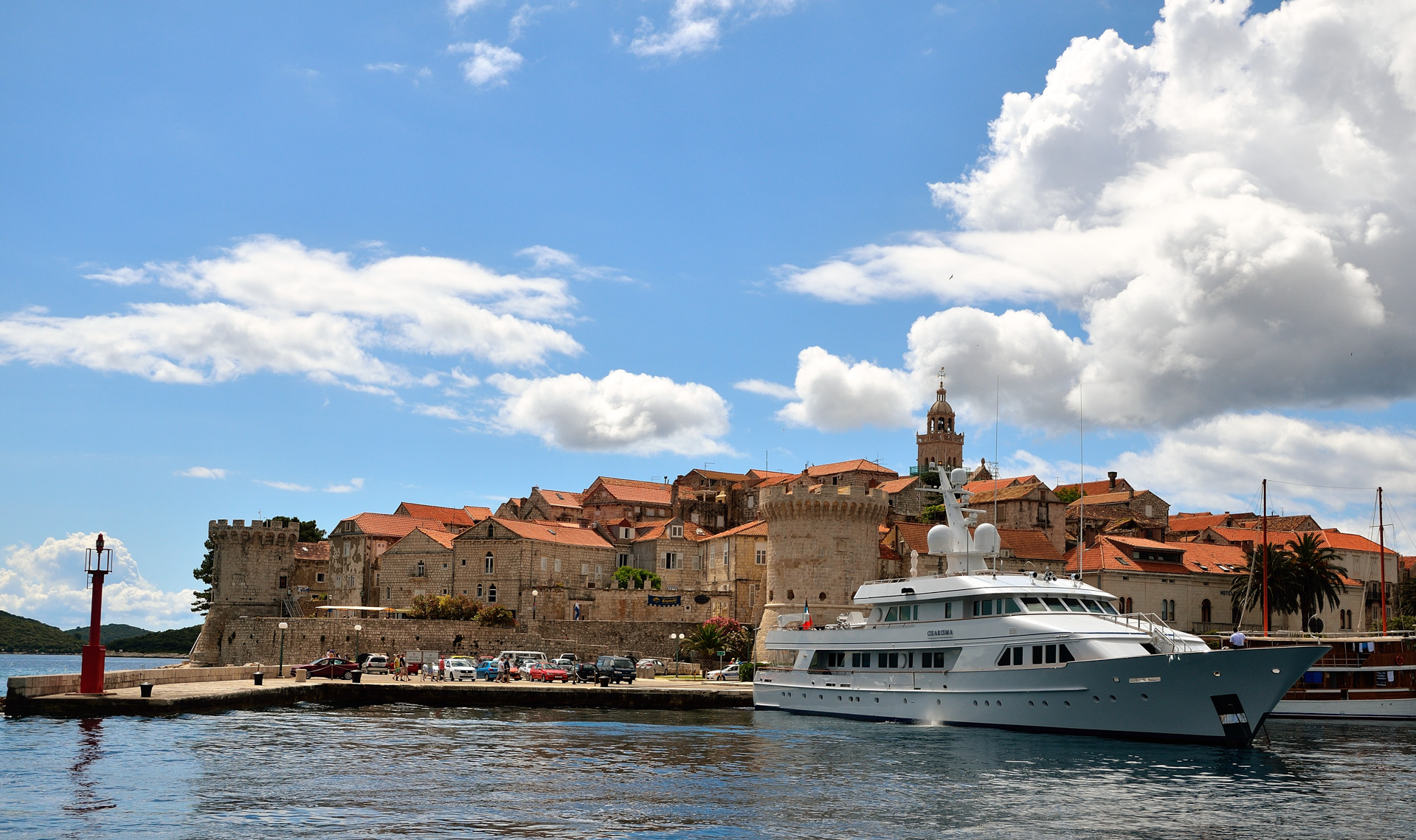 20 Minuten später legen wir in Korcula an. Die Stadt Korčula liegt auf einer kleinen Halbinsel und ist eine der besterhaltenen mittelalterlichen Städte im gesamten Mittelmeerraum.