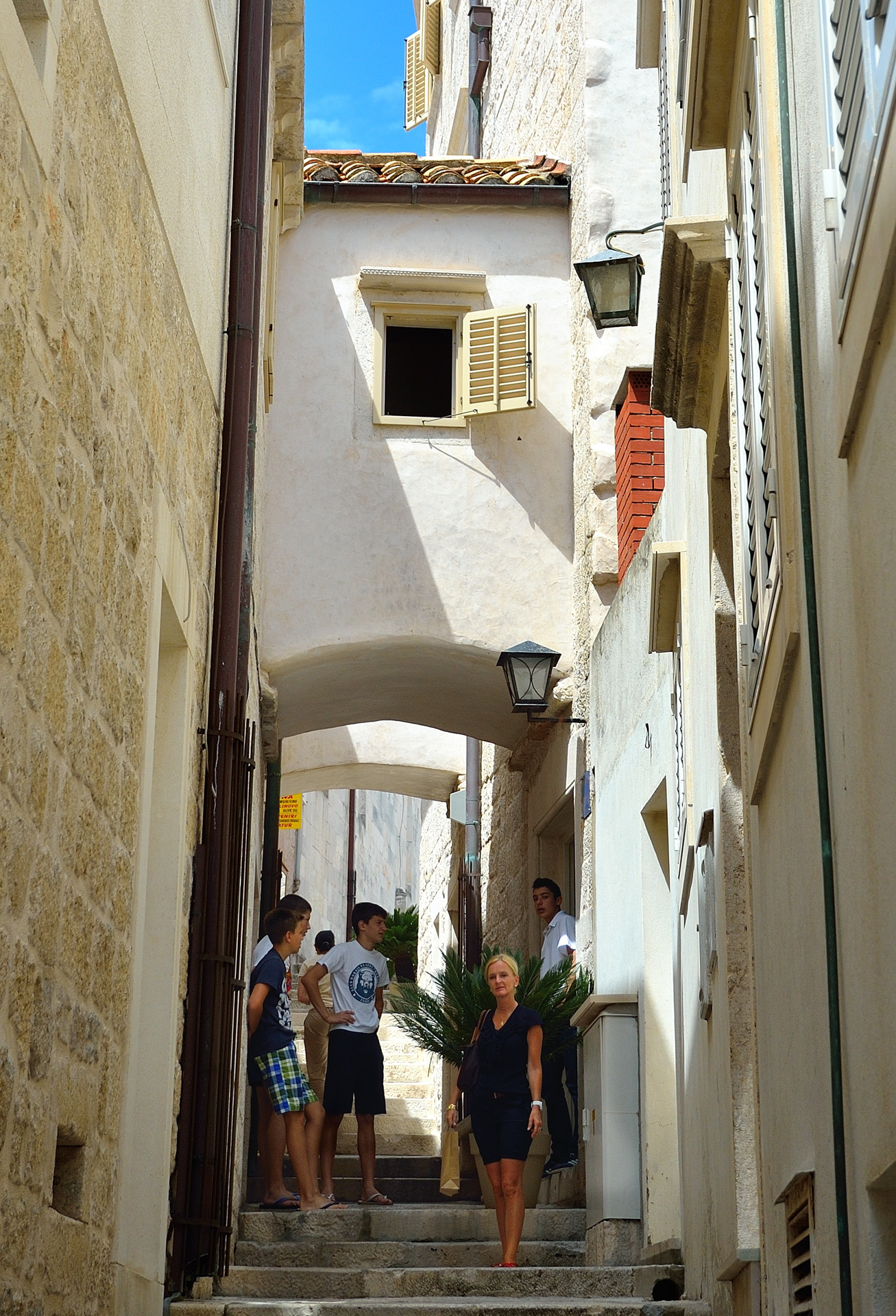 Korcula, die kleinen Gassen sind so angelegt, dass sie größtmöglichen Schutz gegen Wind und Sonne bieten, im Sommer aber den kühlenden Wind in die Häuser lassen.