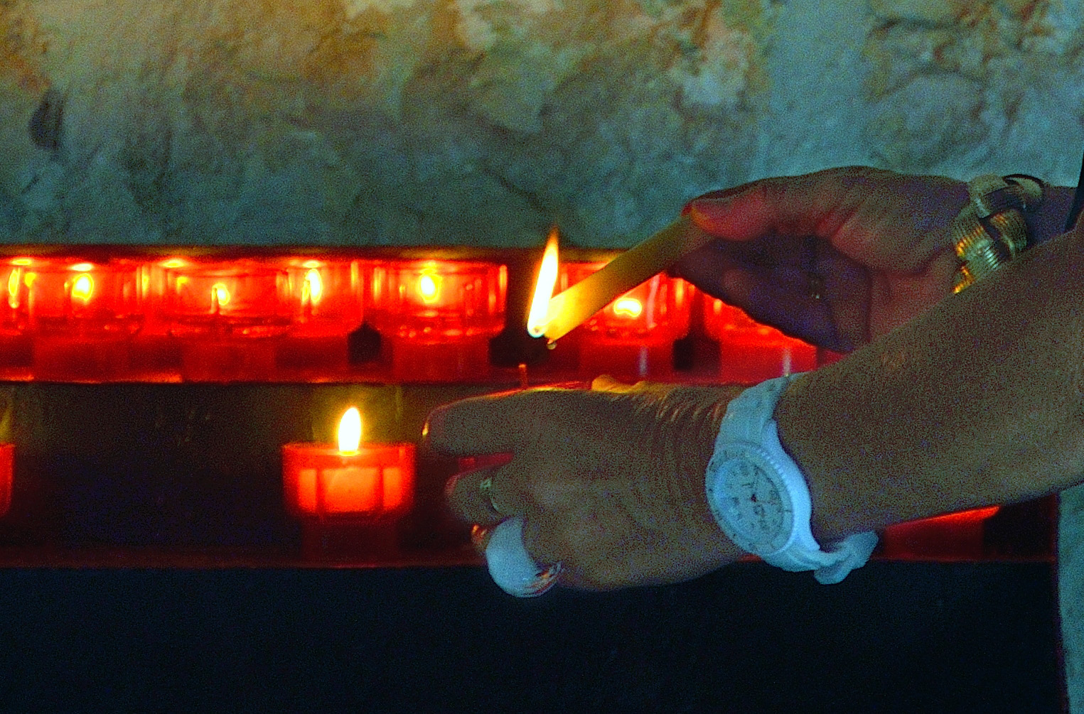 Daniela endzündet eine Kerze in einer der zahlreichen Kirchen in Korcula...