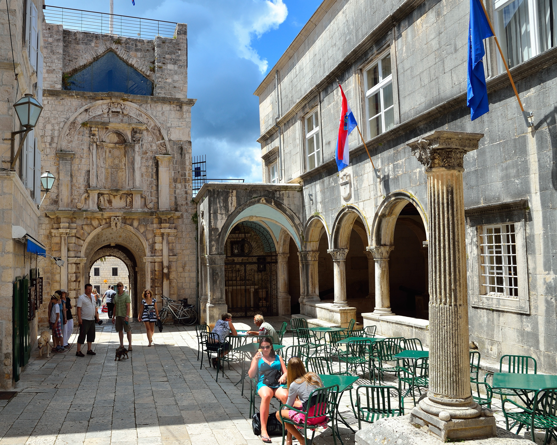 Korcula, links der Veliki Revelin Turm, dahinter führt die Treppe hinunter zum alten Hafen...