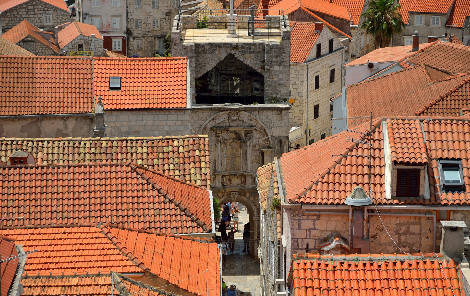 Über den Dächern von Korcula, in der Mitte der Veliki Revelin Turm...