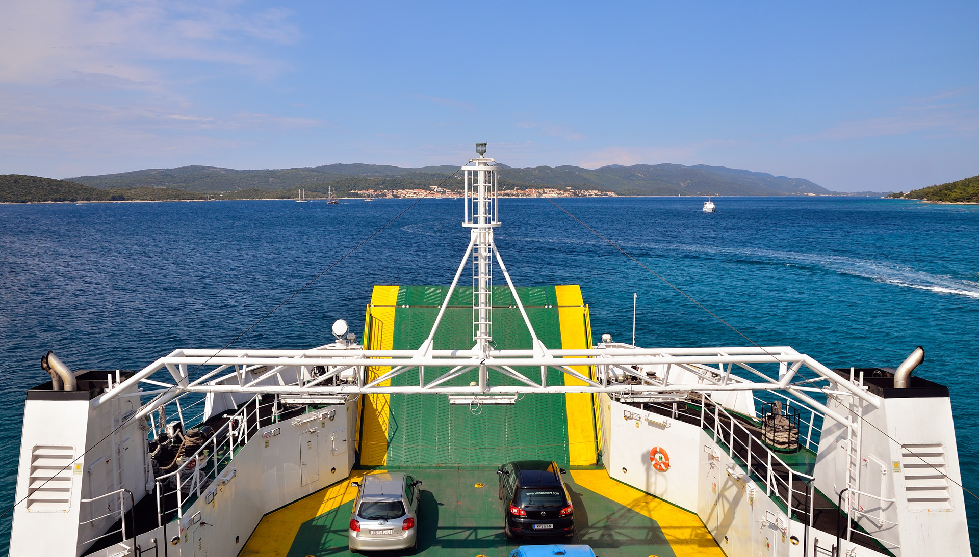 Wir rollen weiter nach Orebic und nehmen dort die Autofähre nach Korcula. Es sind 2 Fähren im Einsatz somit gibt es keine langen Wartezeiten. 20 Minuten später rollen wir in Korcula von der Fähre und fahren auf sehr gut ausgebauter Strasse Richtung Vela Luka...