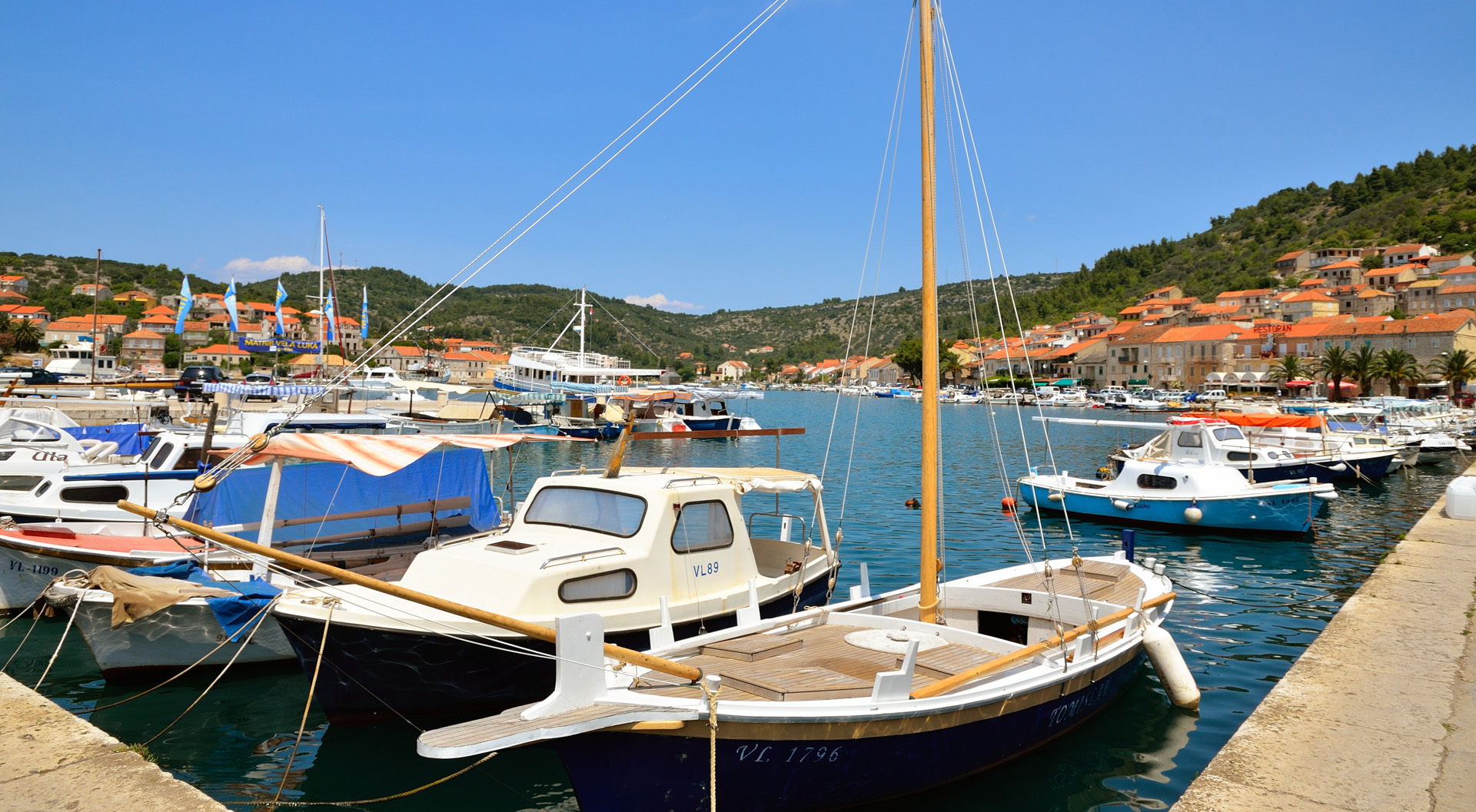 Nach 45 km sind wir ganz im Westen der Insel Korcula in Vela Luka angekommen. Man kann den Ort auch direkt mit der Autofähre von Split aus erreichen.