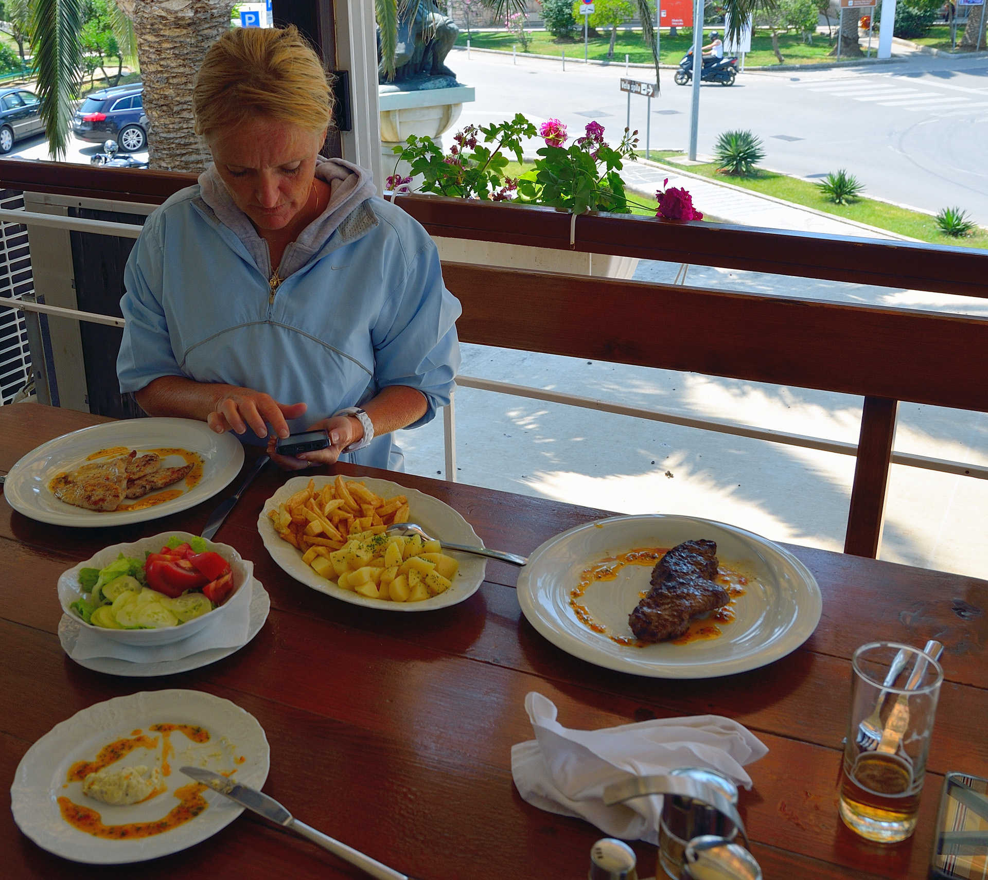 Zentral im Hafen liegt das Restaurant Casablanca mit grosser Terasse mit Blick zum Hafen. Das Essen war auch gut und reichlich. Daniela nutzt natürlich gleich das WLAN welches gratis in fast jedem Lokal verfügbar ist, ist ja auch wichtiger als das Essen, gell...