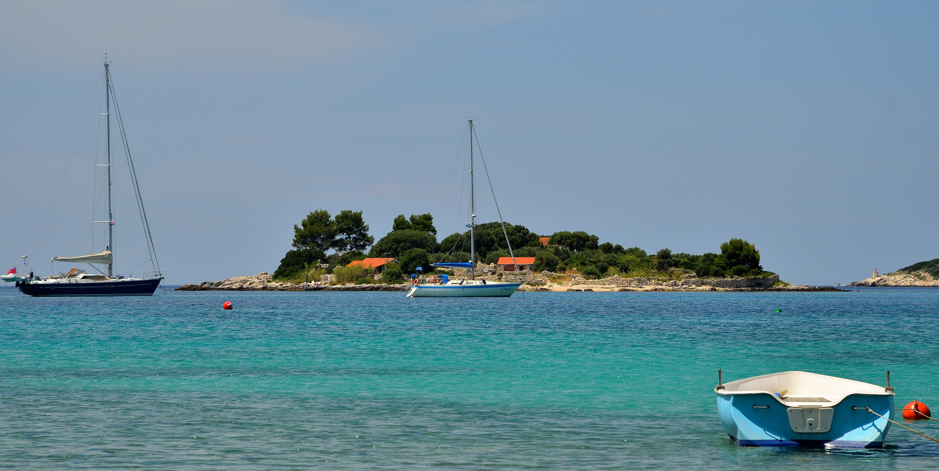 Nach dem Essen wollen wir raus ganz zur Westspitze der Insel zum Camping Mindel und uns diesen einmal anschauen. Wir finden den Platz auch, schauen uns um und sind uns einig, dass es hier dann doch zu einsam und abgelegen für uns ist. Ein einziges WoMo war am Platz, für jemanden der die absolute Ruhe sucht ist er zu empfehlen. Wir drehen um und fahren runter zur wunderschönen Gradina-Bucht, bleiben eine Weile in der Sonne sitzen...