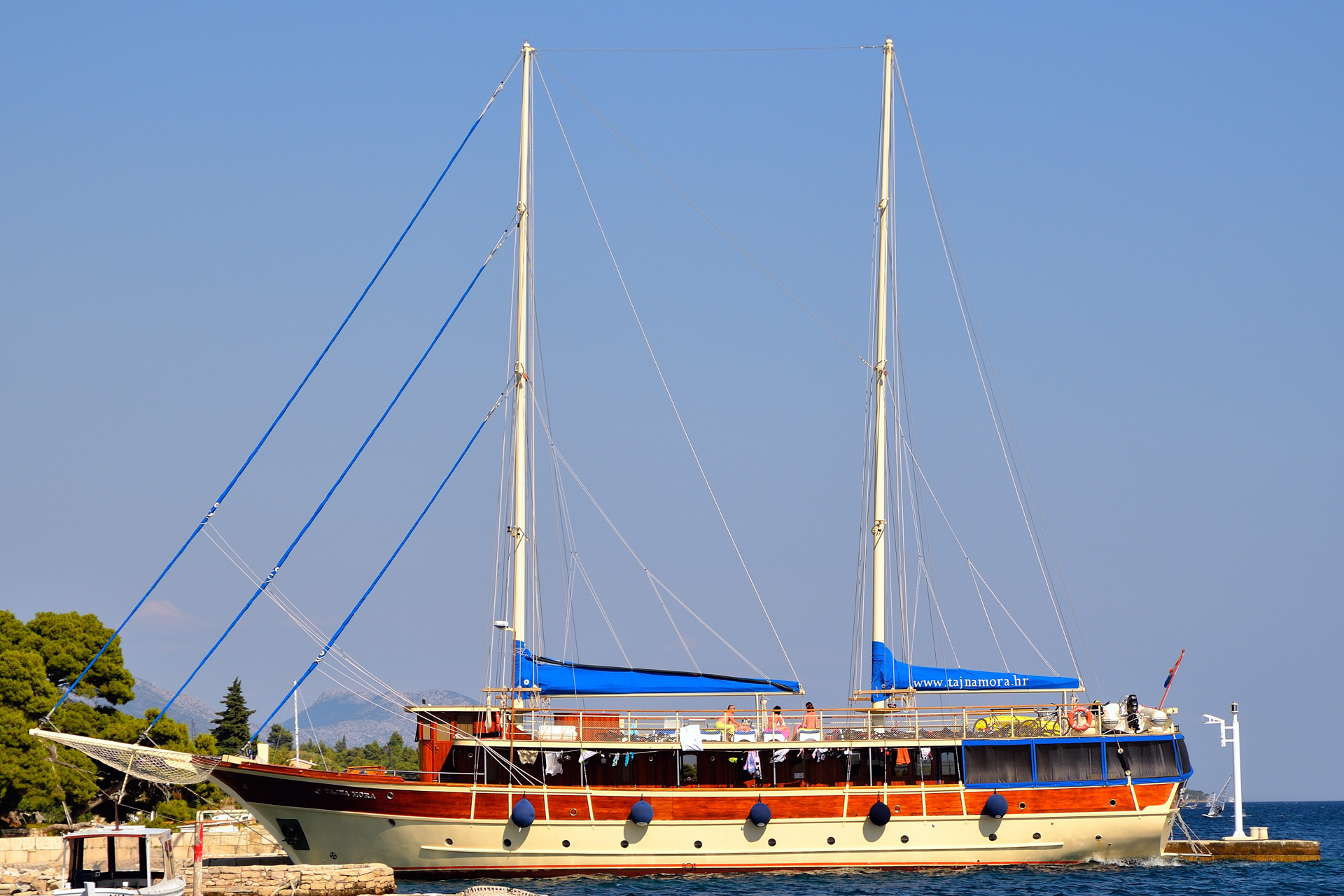 Wir rollen weiter am Meer entlang nach Loviste. In Kuciste hat dieses Party-Boot festgemacht, und die Party ist voll am Laufen. Den pumpenden Bass-Sound haben wir schon kilometerweit vorher sogar durch unsere Helme wahr genommen. Auch eine andere Art von Urlaub und Entspannung...wer´s mag...