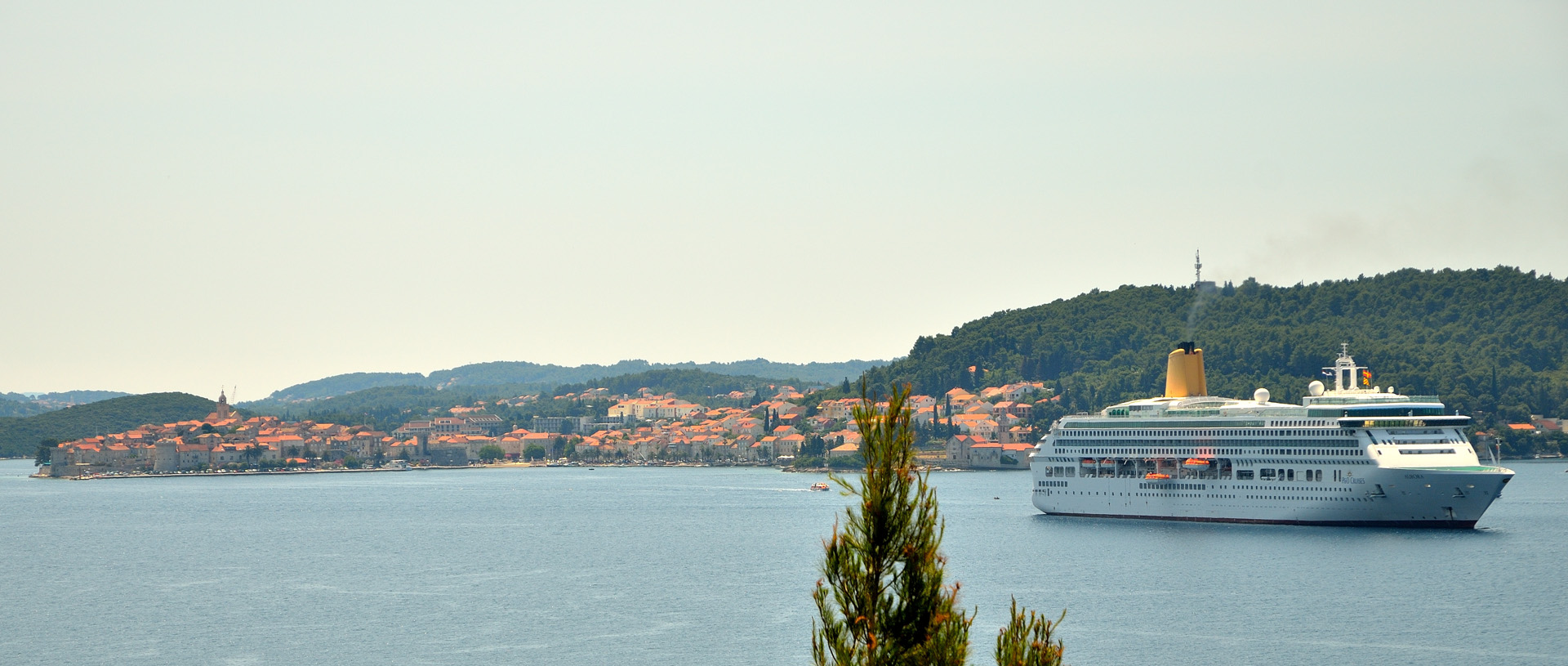 Um 10:00 Uhr verabschieden wir uns am CP von Vladimir und unseren Nachbarn und wir fahren entlang der Küste nach Trpanj zum Fähranleger. Dabei begegnen wir diesen Kreuzfahrtschiff vor Korcula...