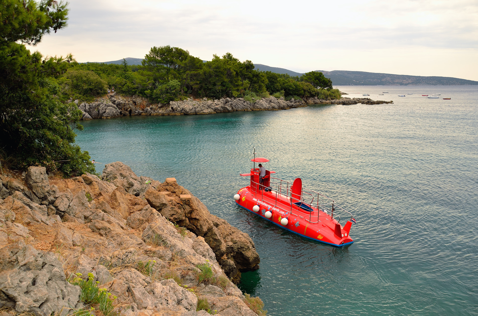 Solche U-Boote sehen wir seit heuer immer öfter an der kroatischen Küste. Man kann damit Ausflüge bei Tag und auch am Abend machen. Unterhalb der Wasserlinie befinden sich große Glasfenster, durch die man die Meereswelt betrachten kann. Semi-Submarine nennt es sich selbst, denn es taucht nie ganz unter...
