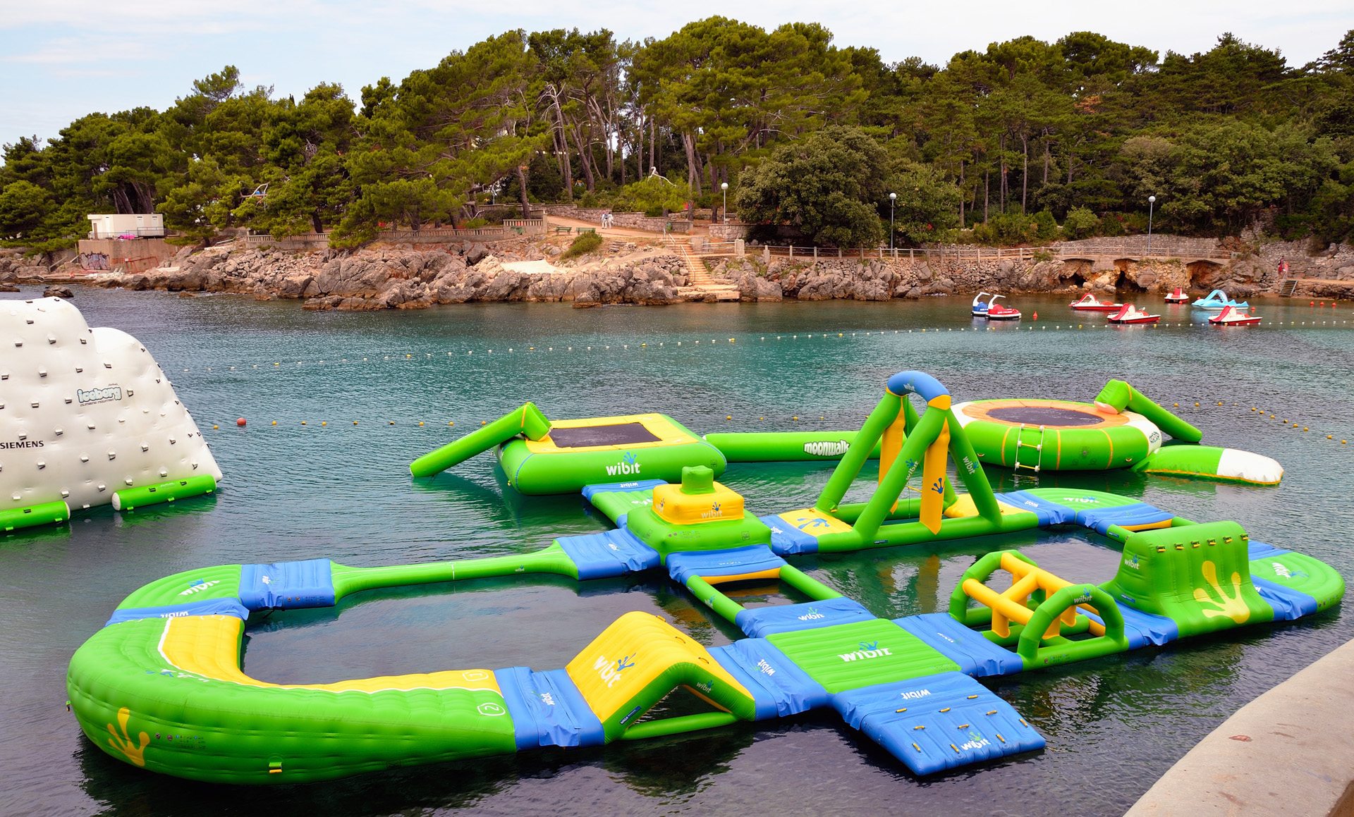 In der Bucht des Valamar Koralj Romantic Hotels liegt dieses Ungetüm...